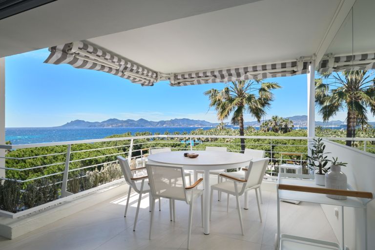 luxury apartment 4 Rooms for sale on CANNES (06400)