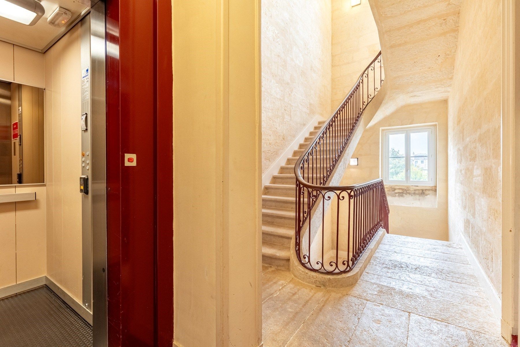 luxury apartment 4 Rooms for sale on BORDEAUX (33000)