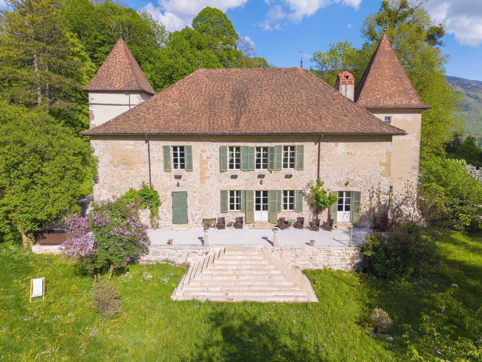 château 12 Pièces en vente sur MONTANGES (01200)