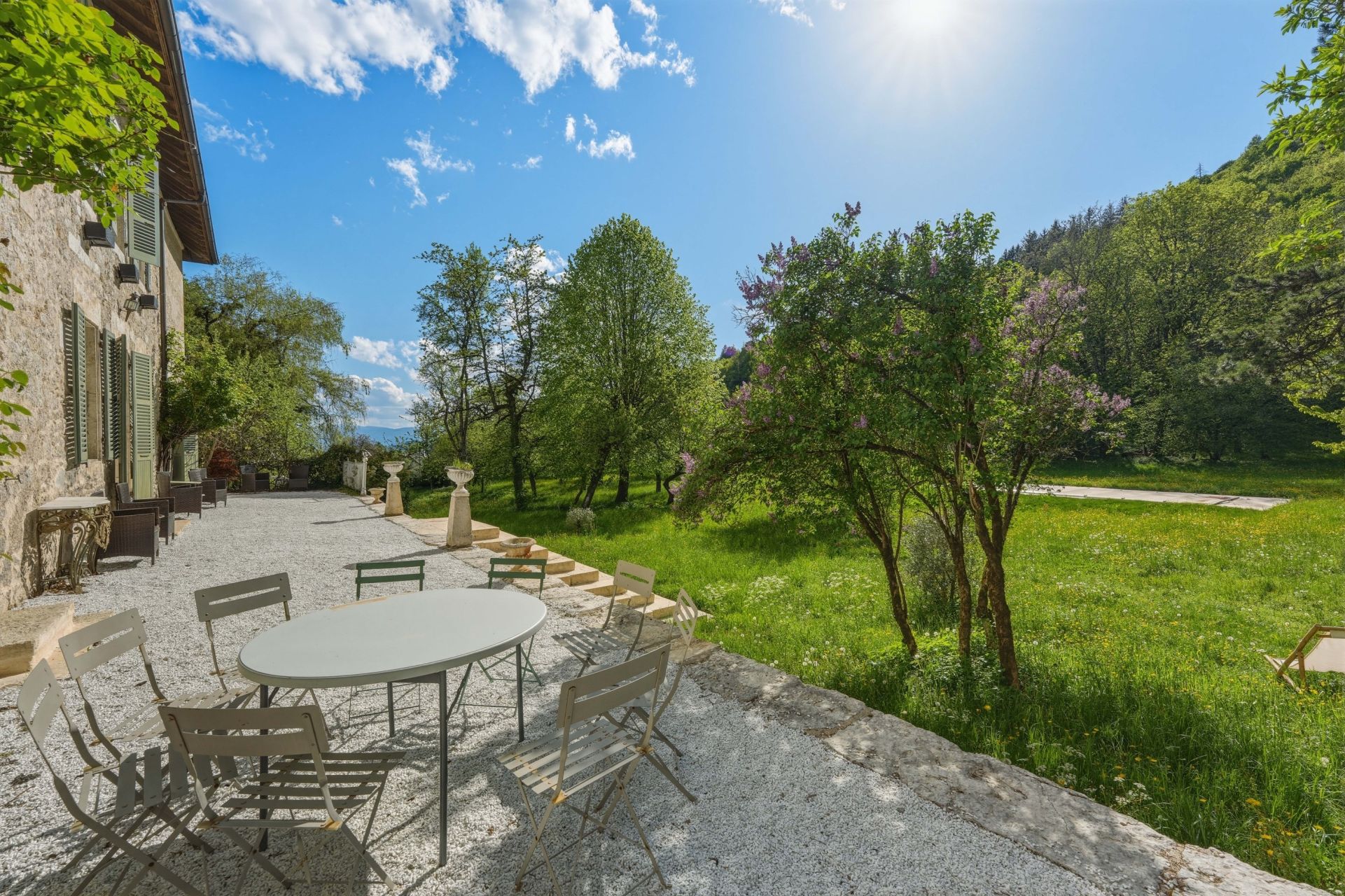 château 12 Pièces en vente sur MONTANGES (01200)