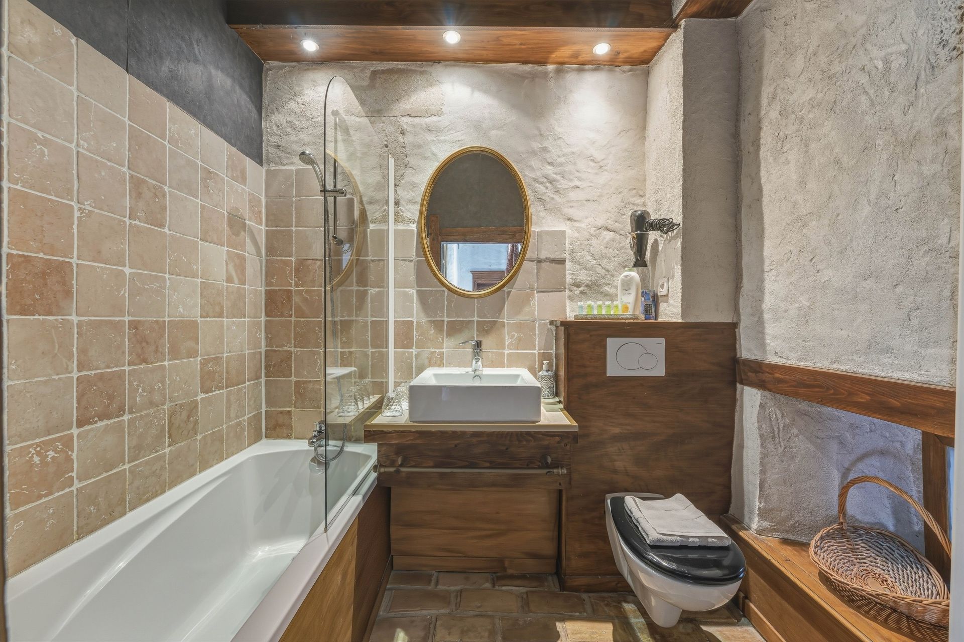 château 12 Pièces en vente sur MONTANGES (01200)