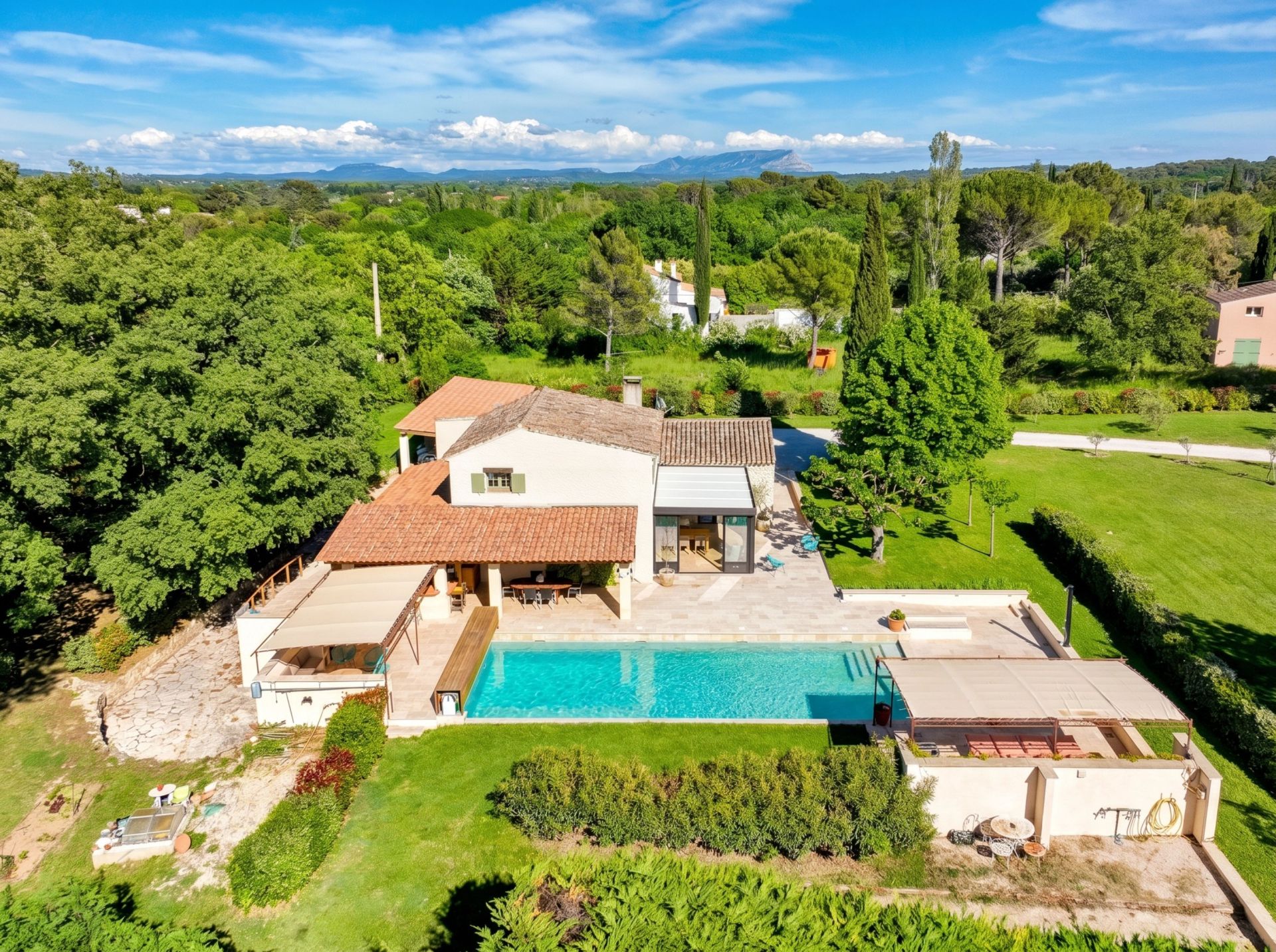 luxury house 10 Rooms for sale on AIX EN PROVENCE (13100)