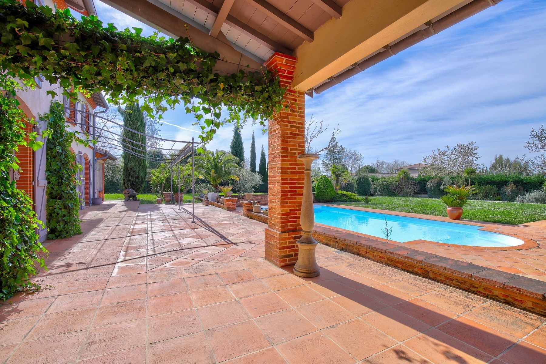 luxury house 10 Rooms for sale on TOULOUSE (31000)