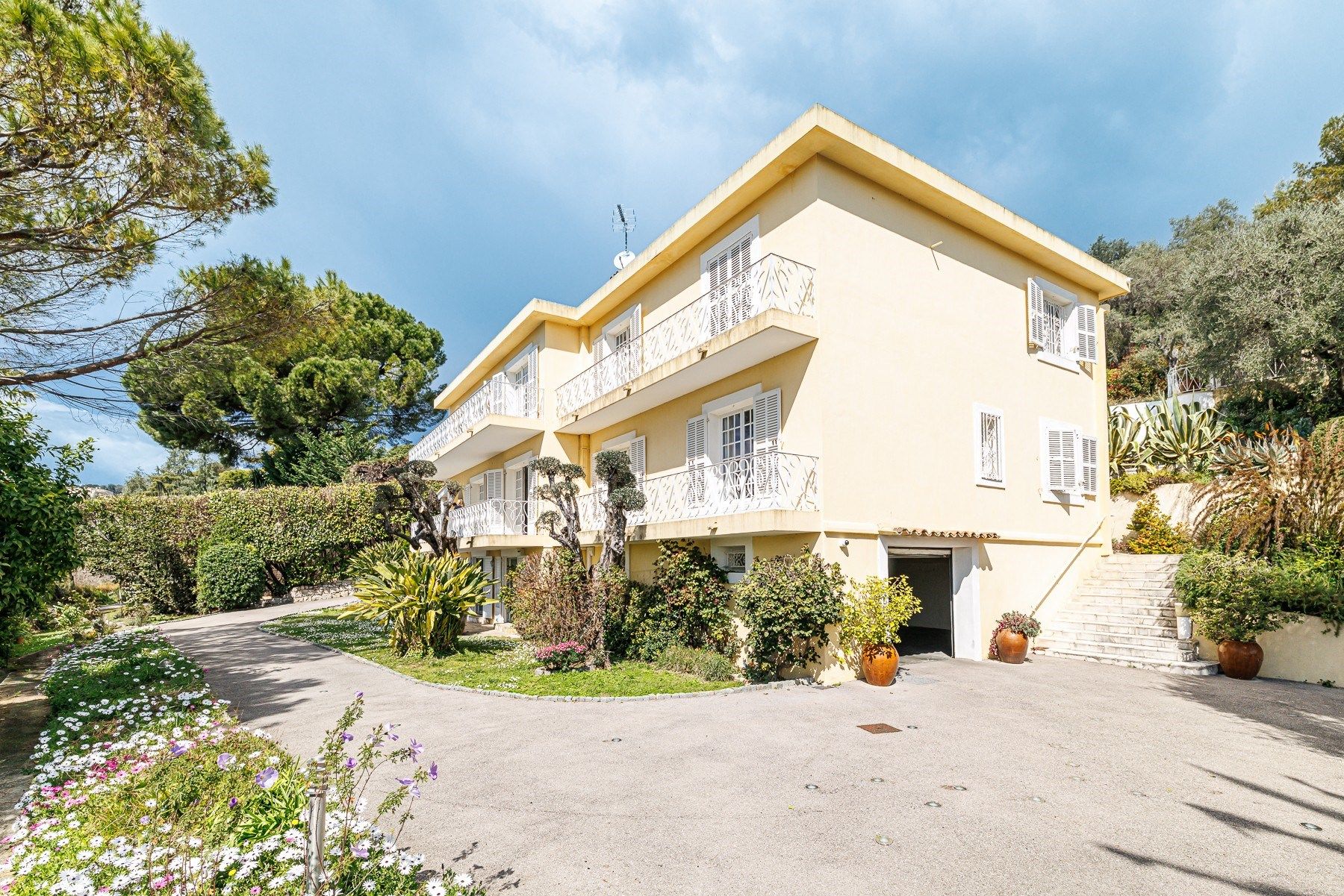 luxury villa 10 Rooms for sale on NICE (06000)