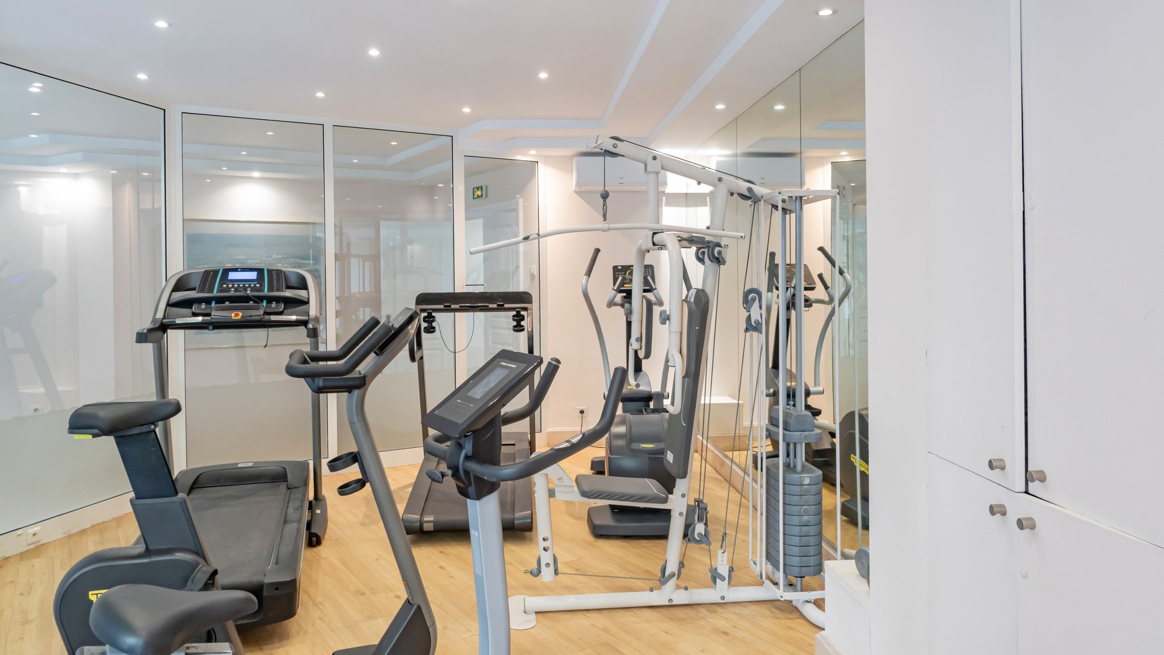 luxury apartment 3 Rooms for sale on CANNES (06400)