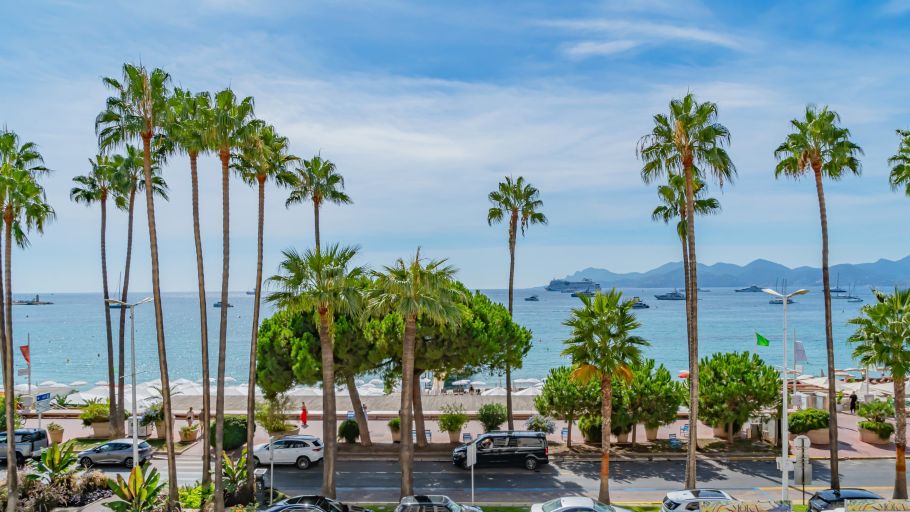 luxury apartment 3 Rooms for sale on CANNES (06400)