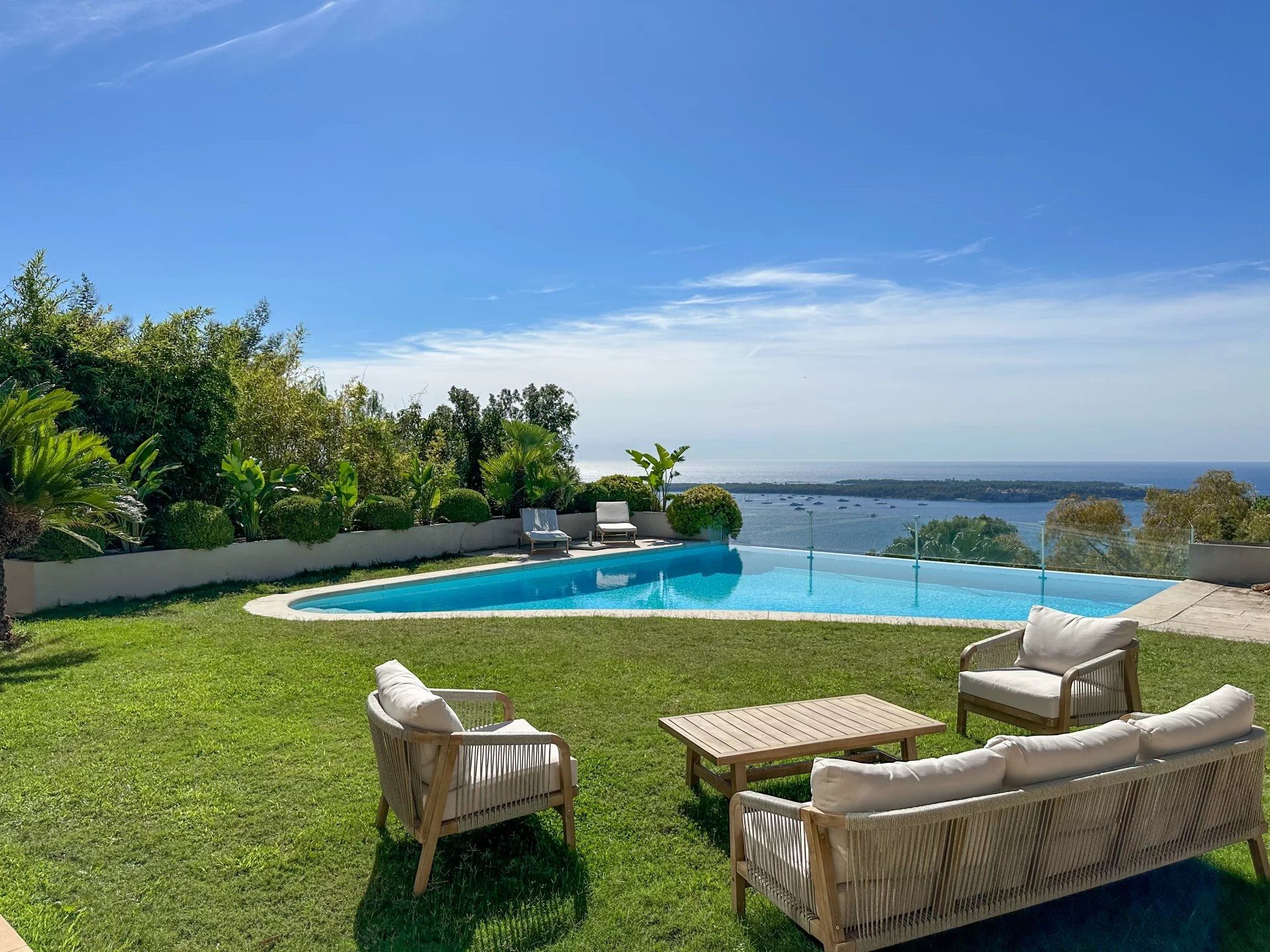 luxury villa 7 Rooms for sale on CANNES (06400)