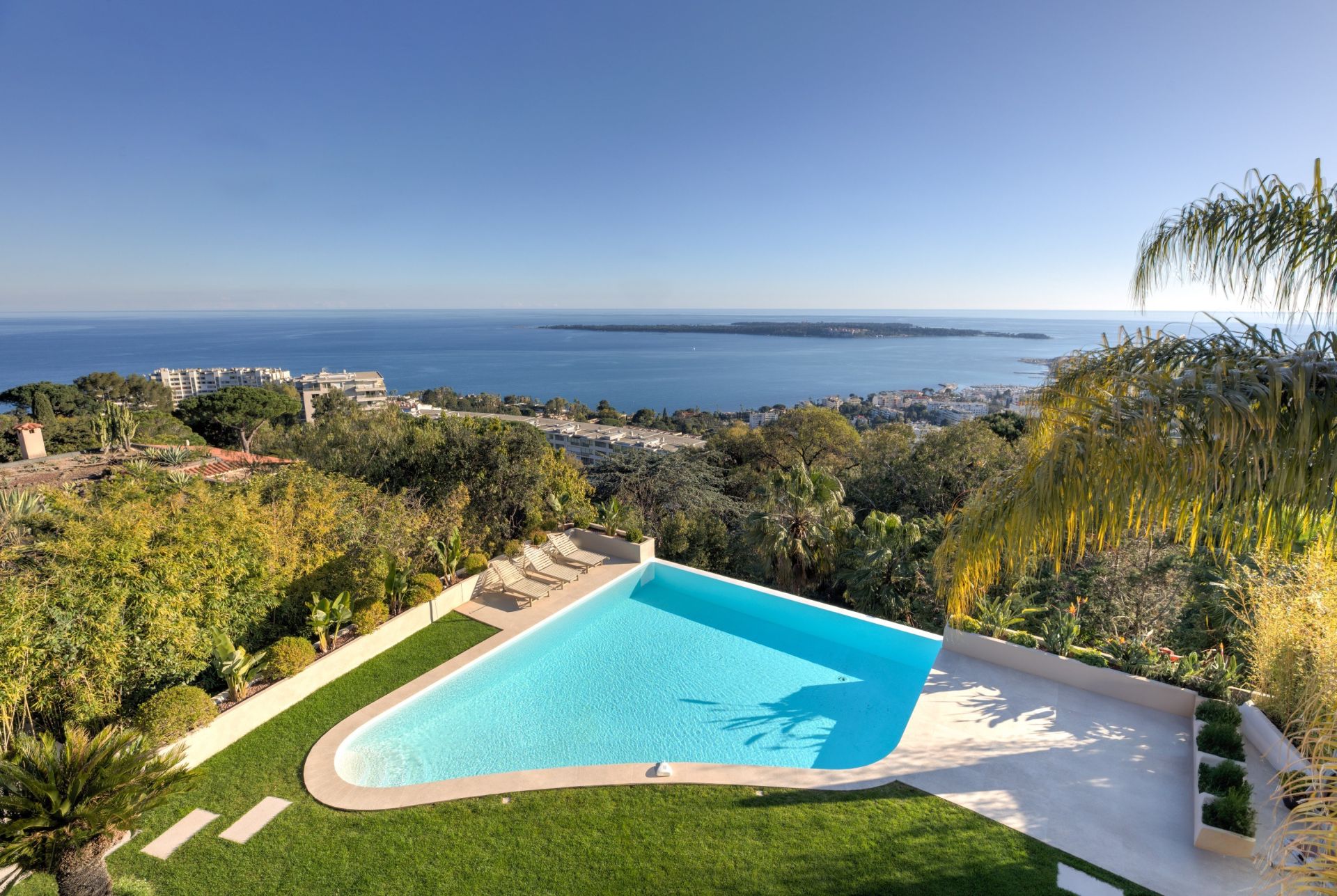luxury villa 7 Rooms for sale on CANNES (06400)