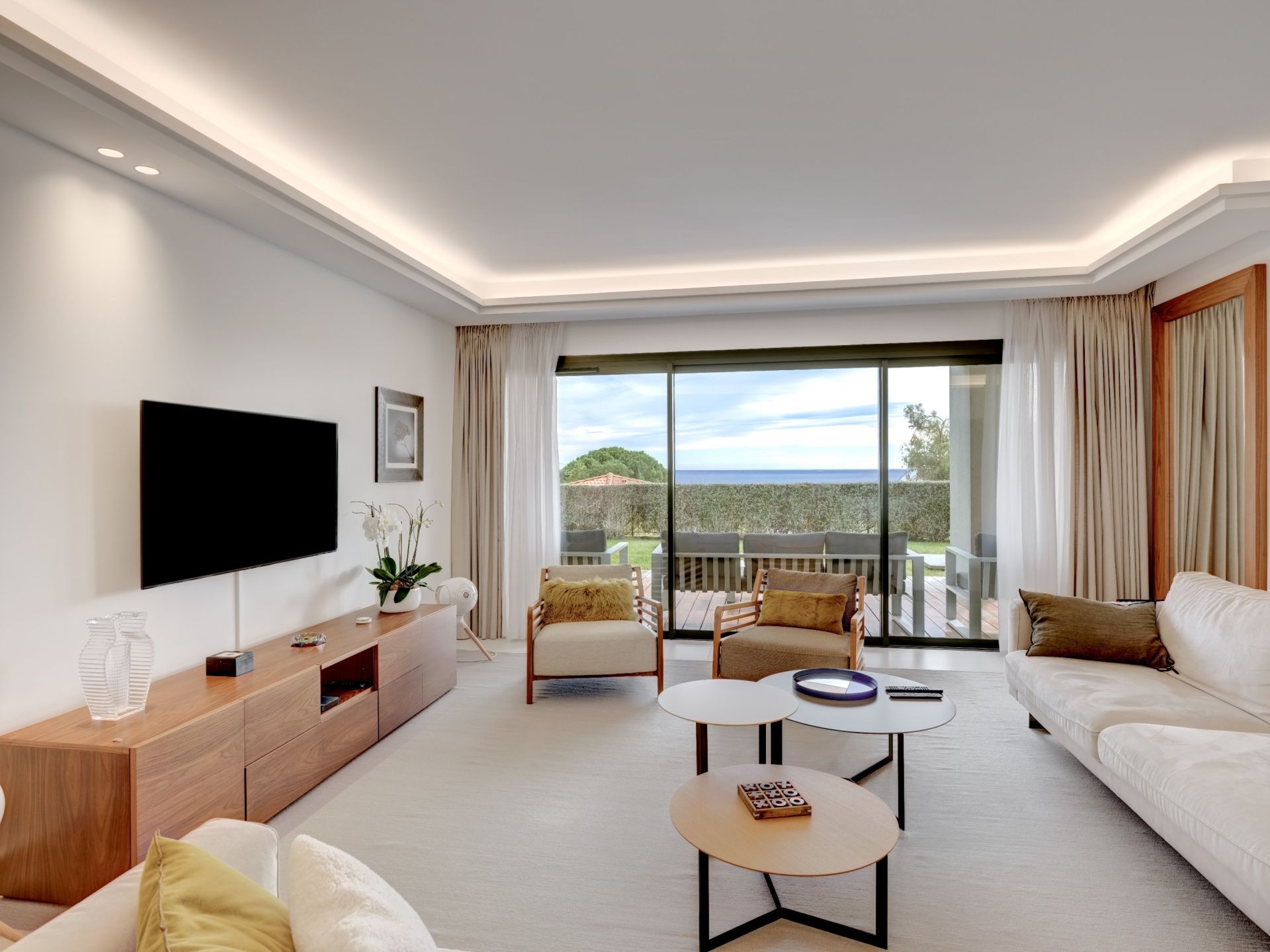 luxury apartment 4 Rooms for sale on VALLAURIS (06220)