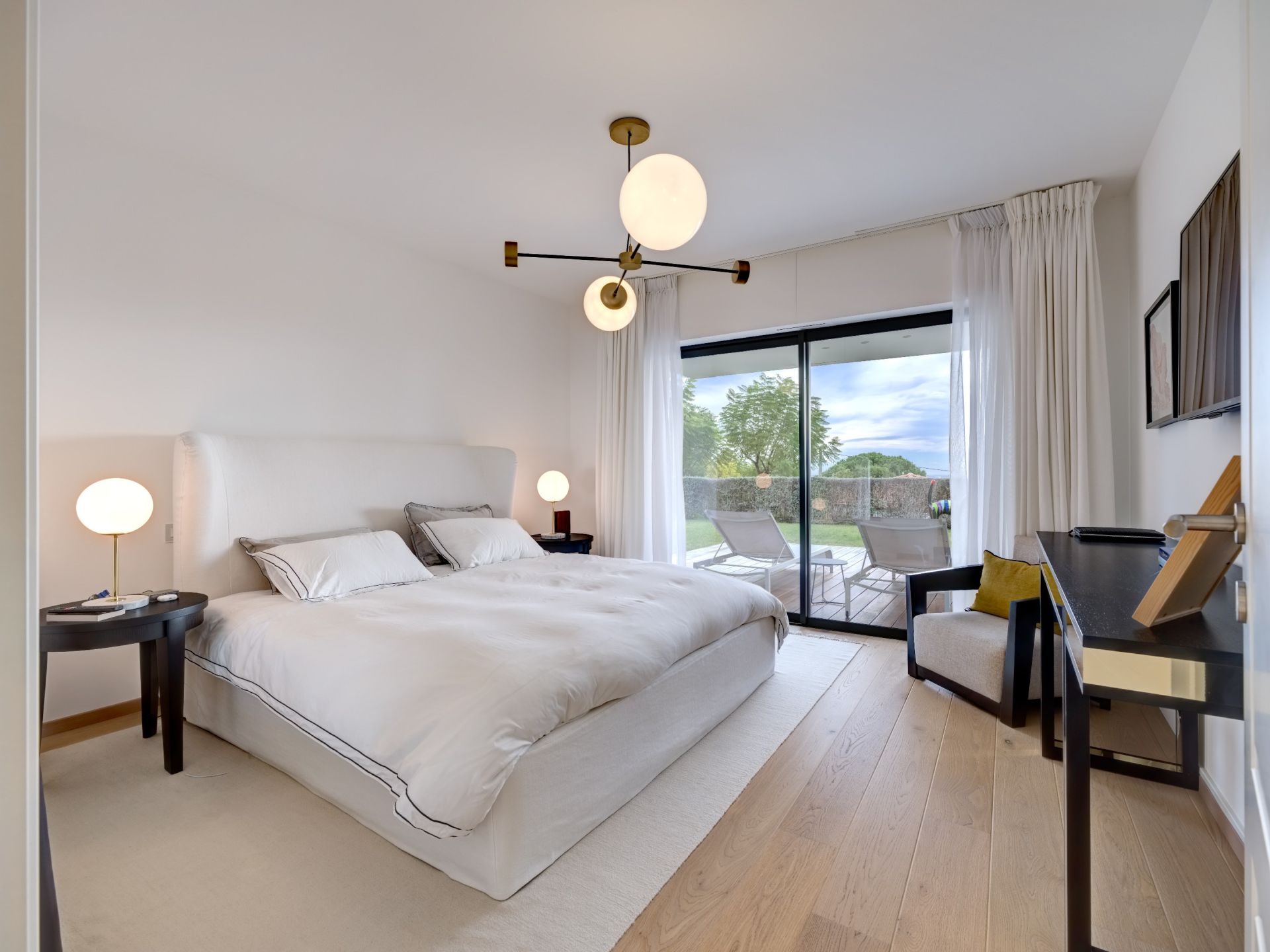 luxury apartment 4 Rooms for sale on VALLAURIS (06220)