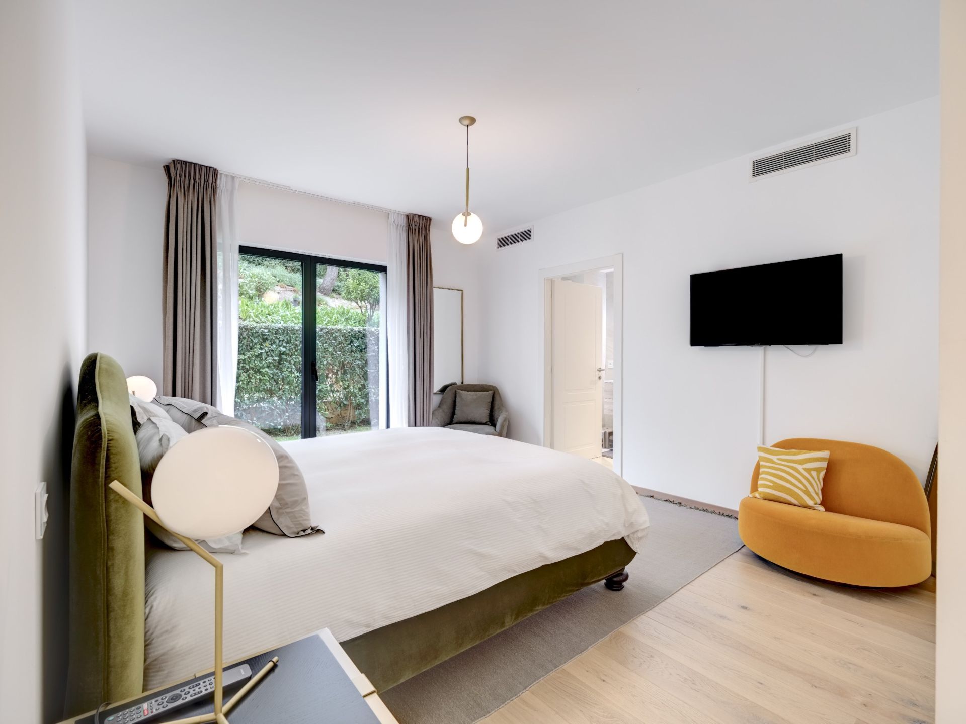 luxury apartment 4 Rooms for sale on VALLAURIS (06220)