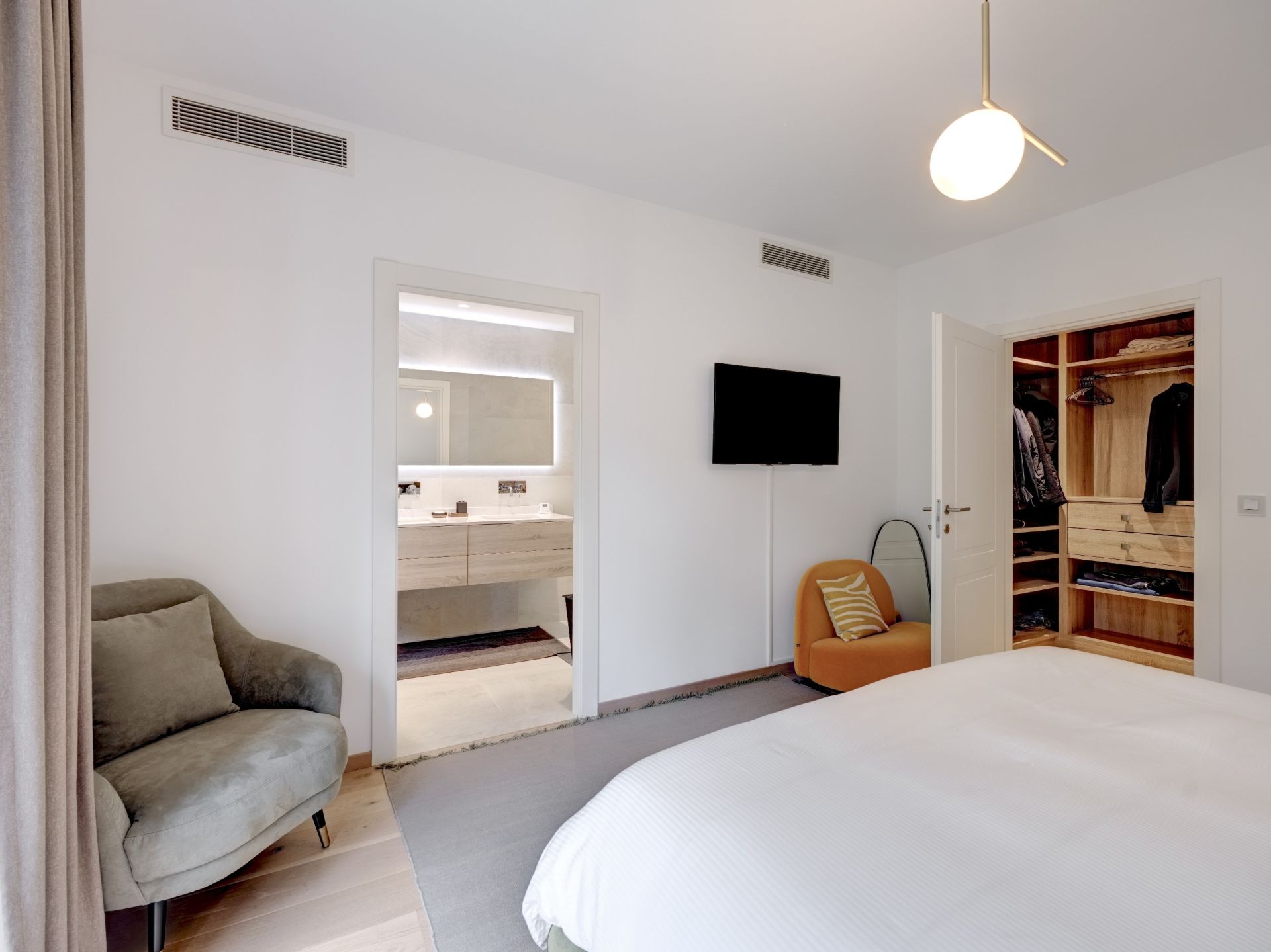 luxury apartment 4 Rooms for sale on VALLAURIS (06220)