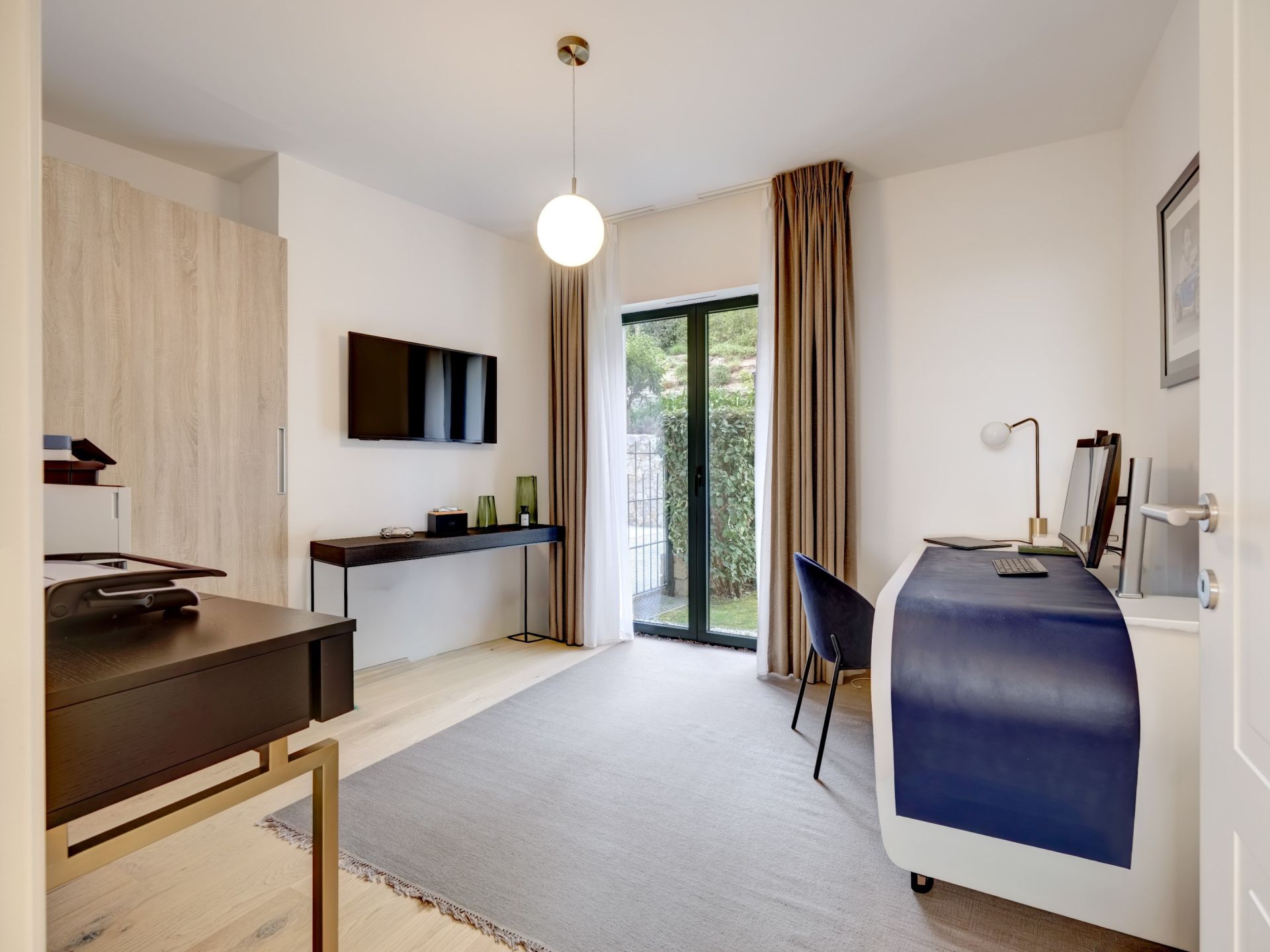 luxury apartment 4 Rooms for sale on VALLAURIS (06220)