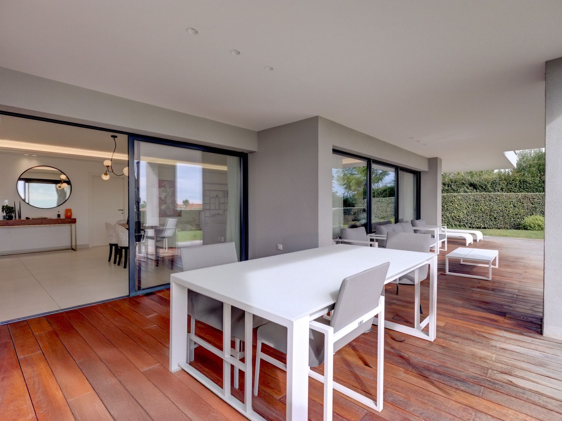 luxury apartment 4 Rooms for sale on VALLAURIS (06220)