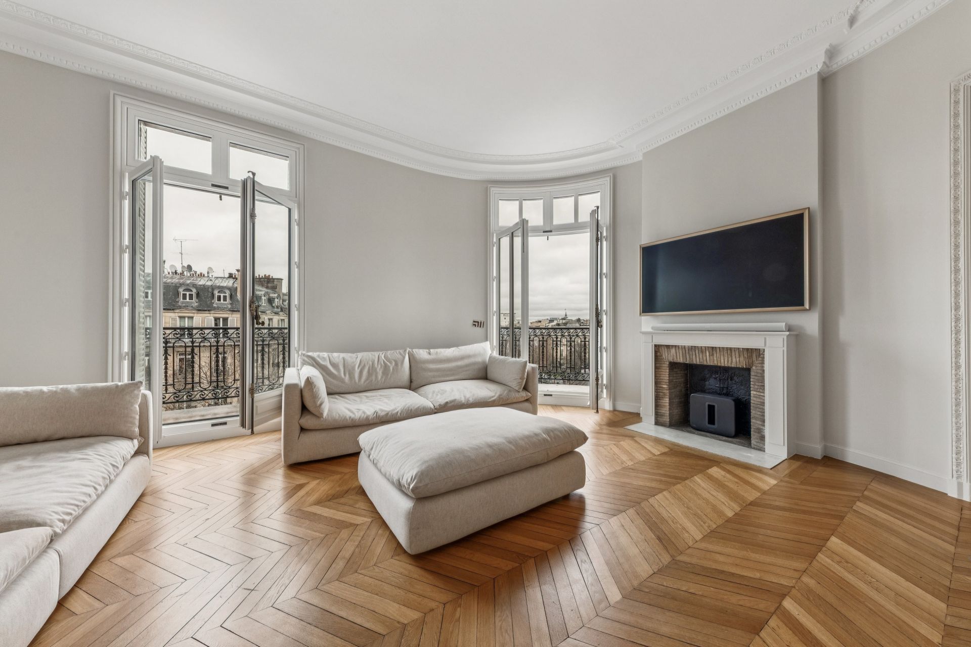 luxury apartment 5 Rooms for sale on PARIS (75016)