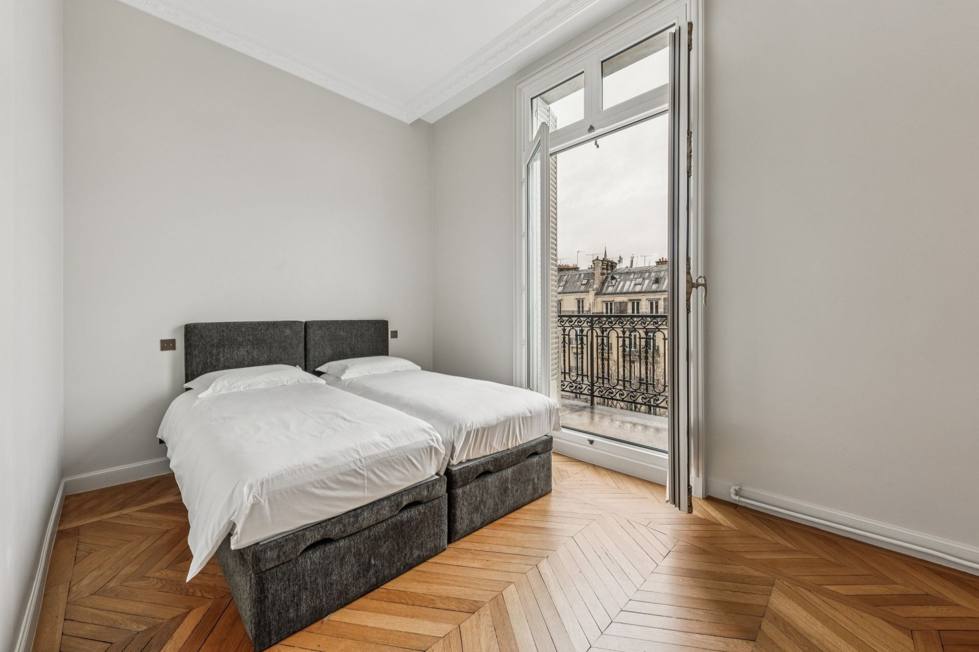 luxury apartment 5 Rooms for sale on PARIS (75016)
