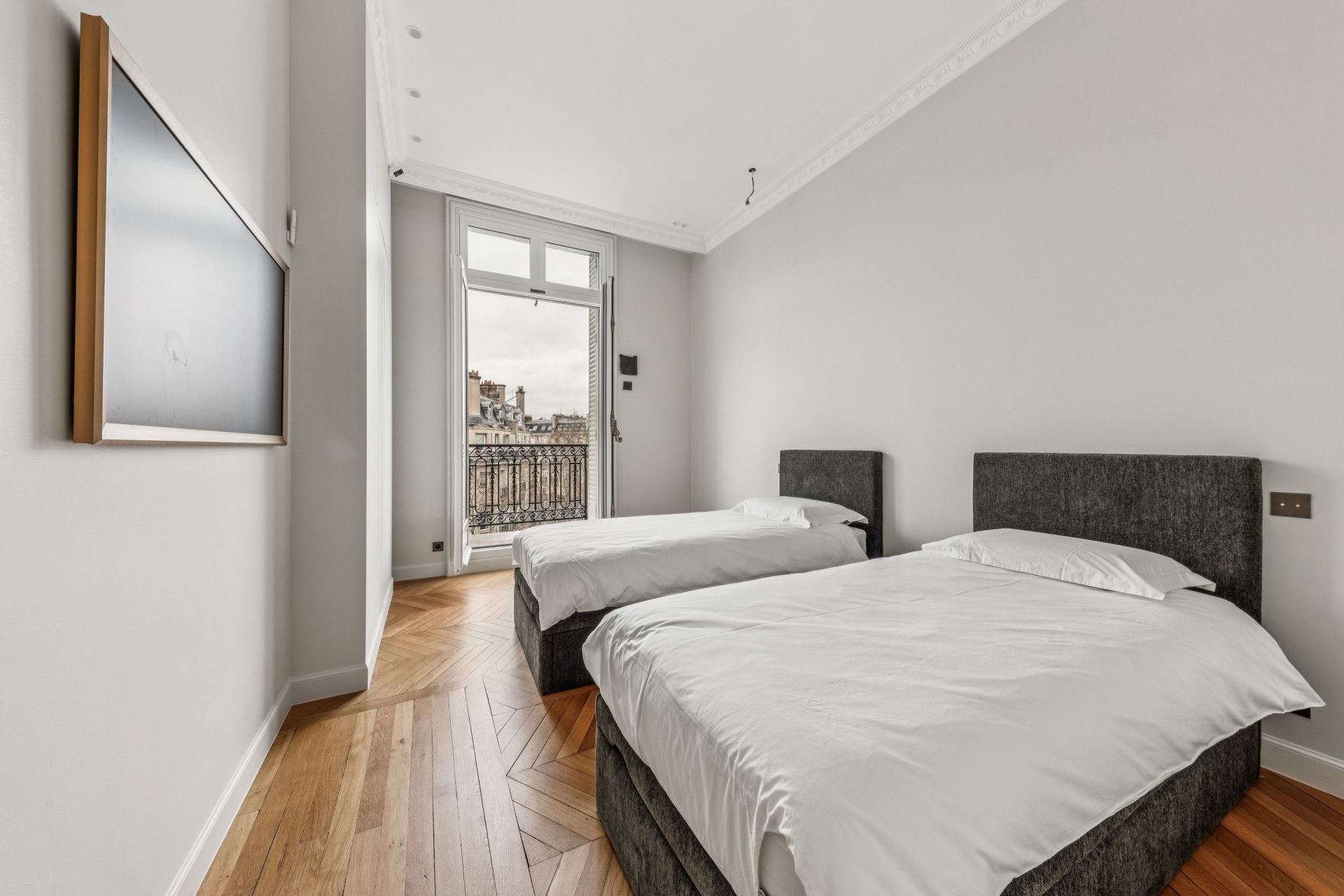 luxury apartment 5 Rooms for sale on PARIS (75016)