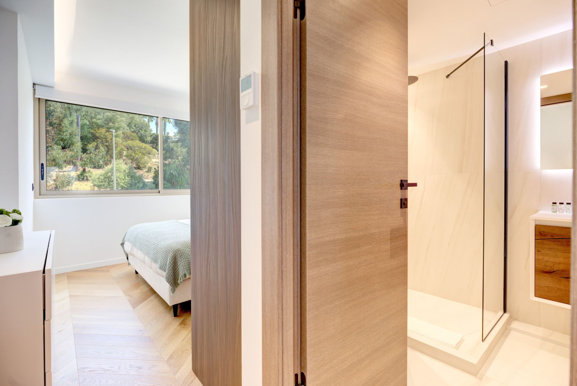 luxury apartment 4 Rooms for sale on CANNES (06400)
