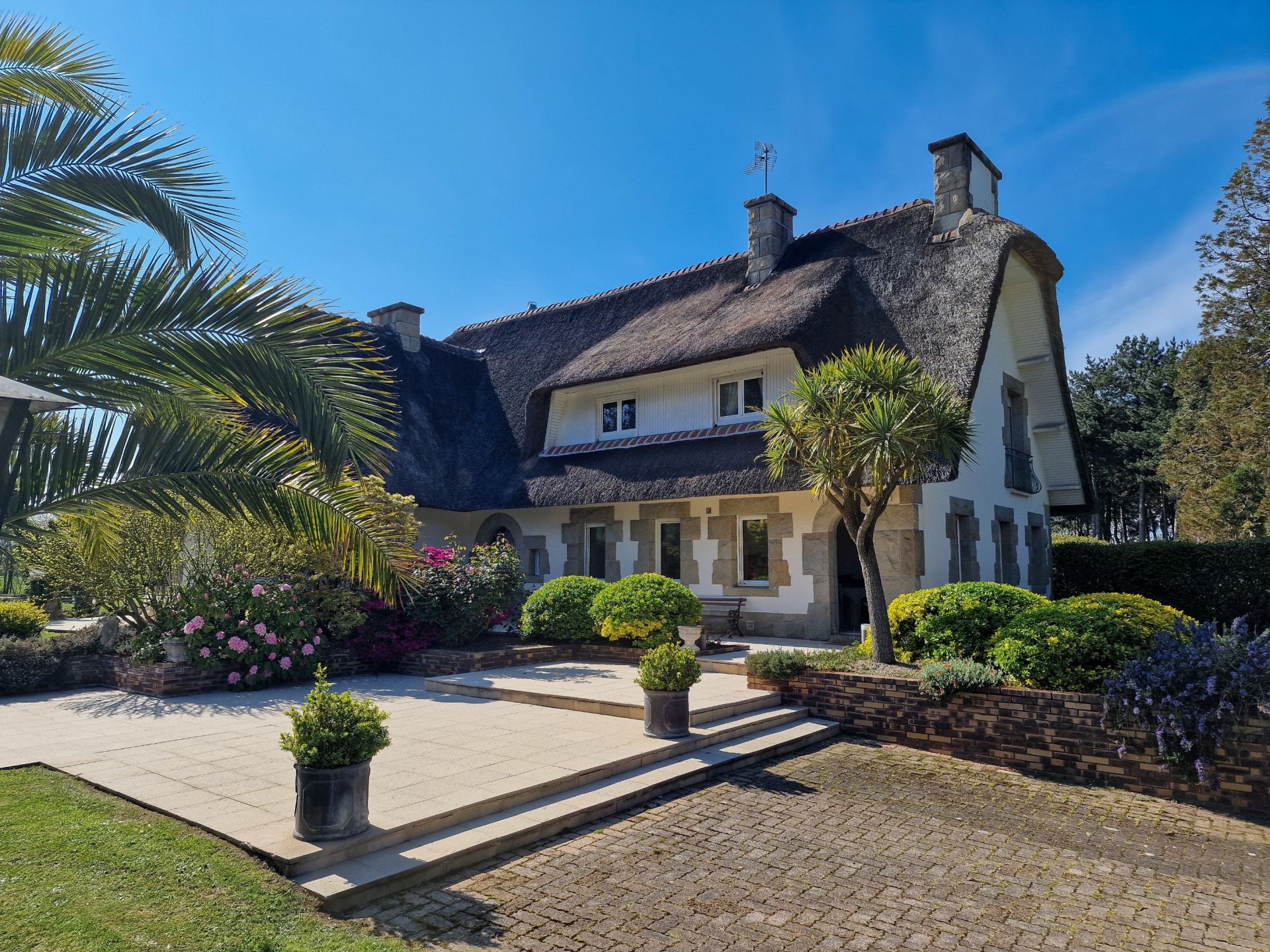 luxury property 9 Rooms for sale on HILLION (22120)