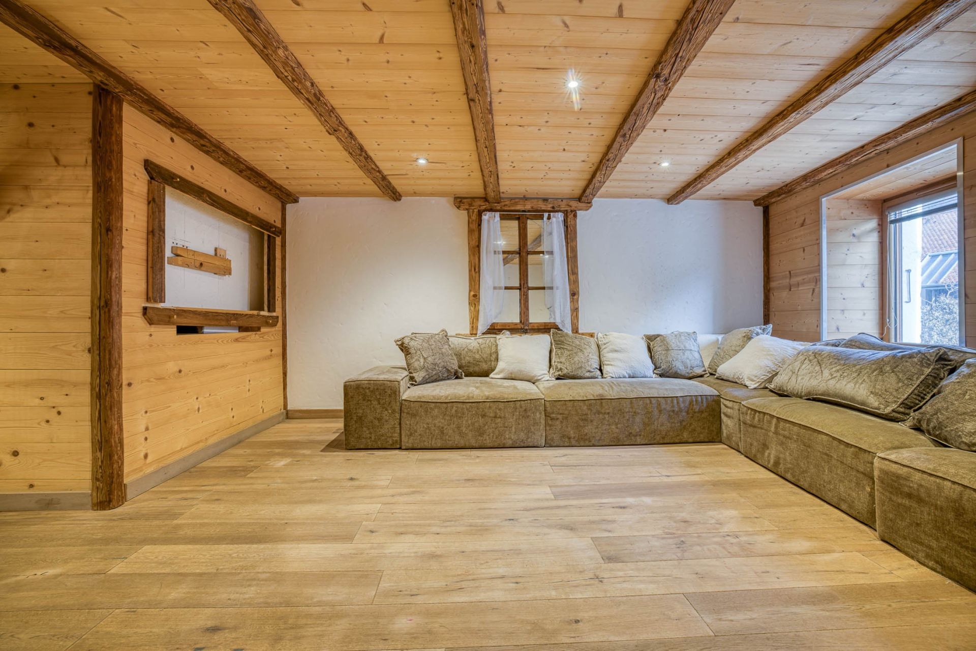 luxury apartment 5 Rooms for sale on DOUSSARD (74210)