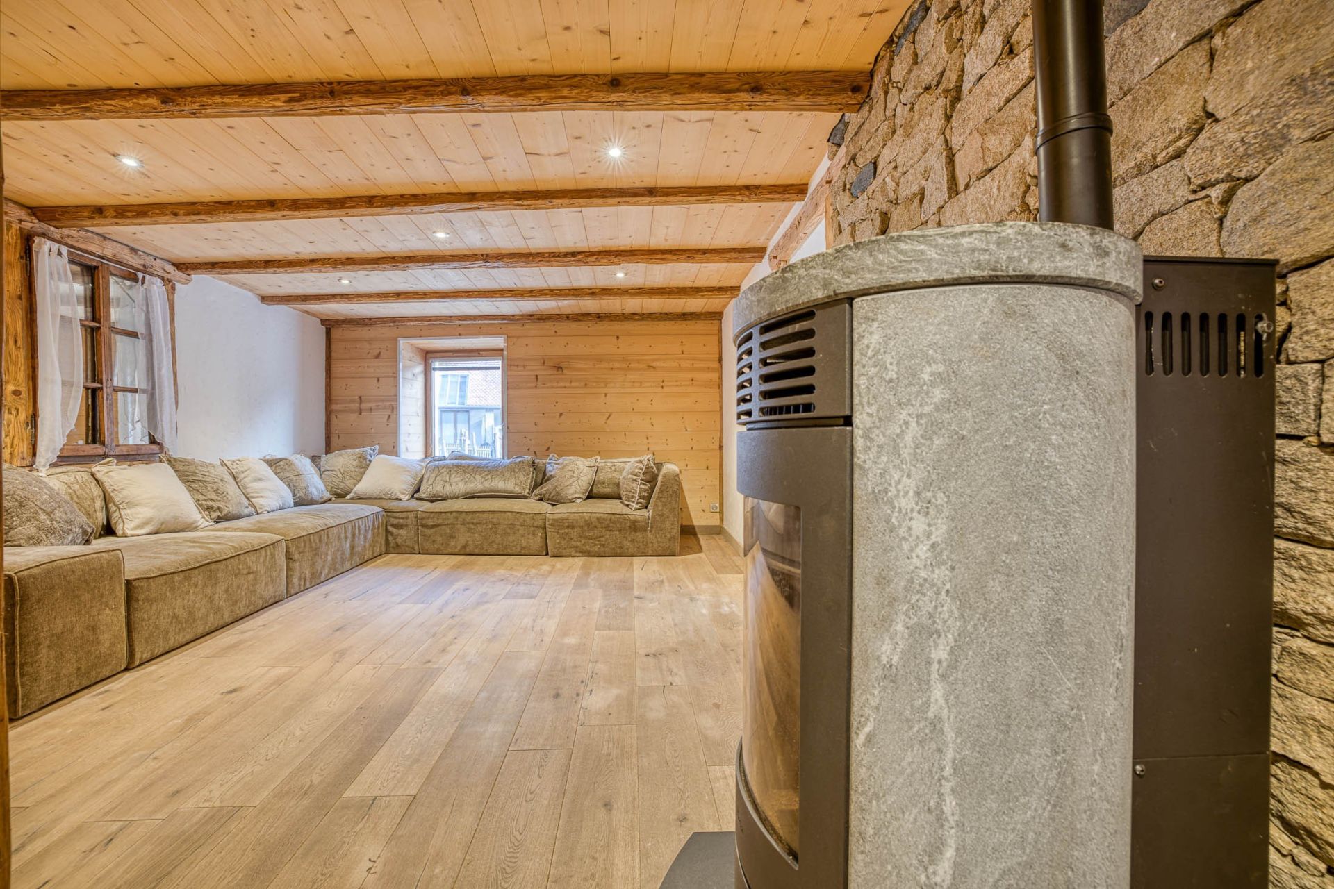 luxury apartment 5 Rooms for sale on DOUSSARD (74210)