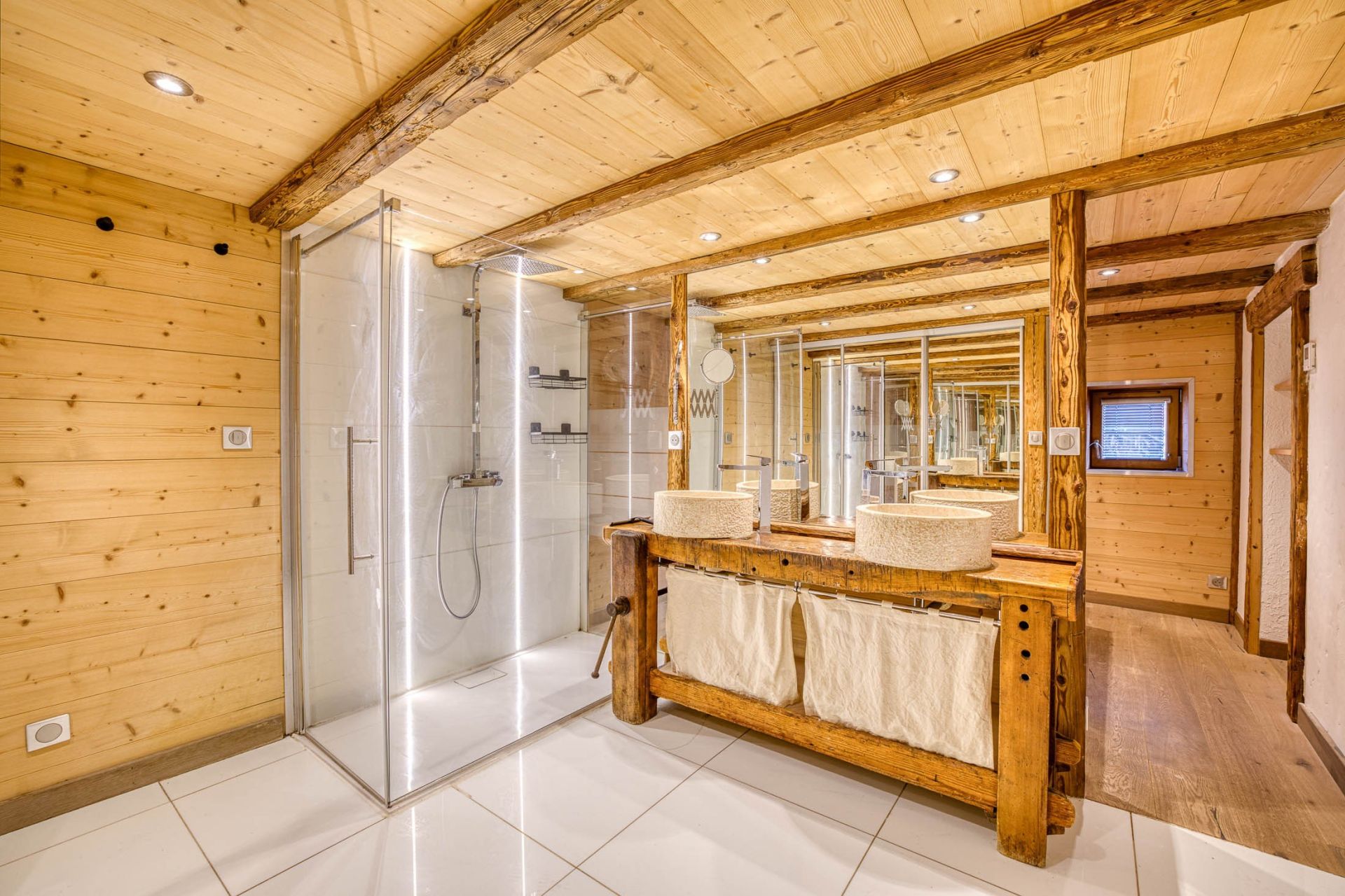 luxury apartment 5 Rooms for sale on DOUSSARD (74210)