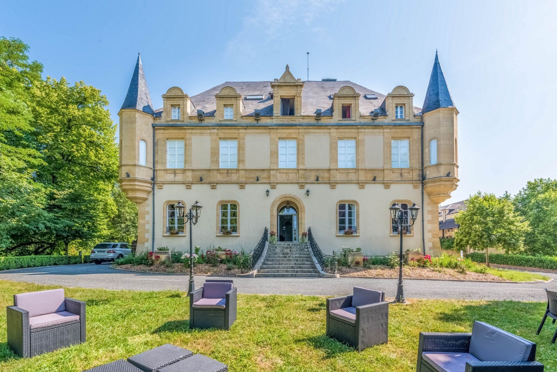 luxury house 48 Rooms for sale on MONTIGNAC LASCAUX (24290)
