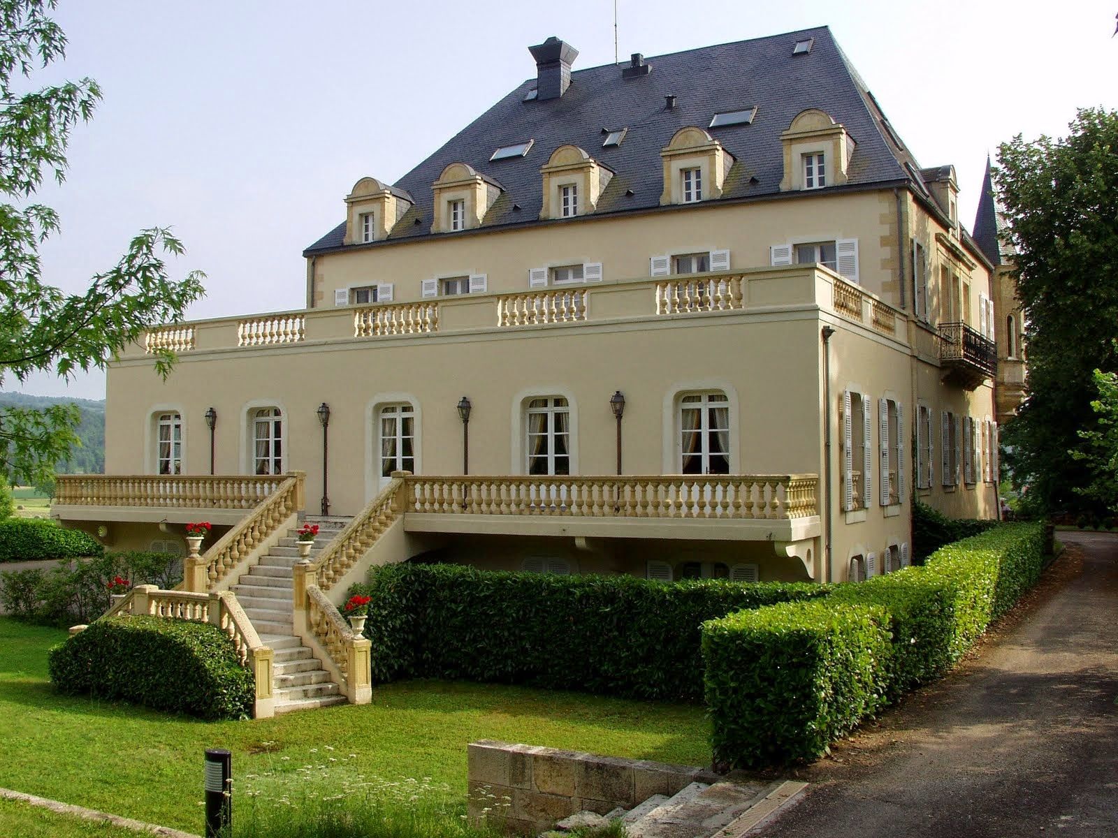 luxury house 48 Rooms for sale on MONTIGNAC LASCAUX (24290)