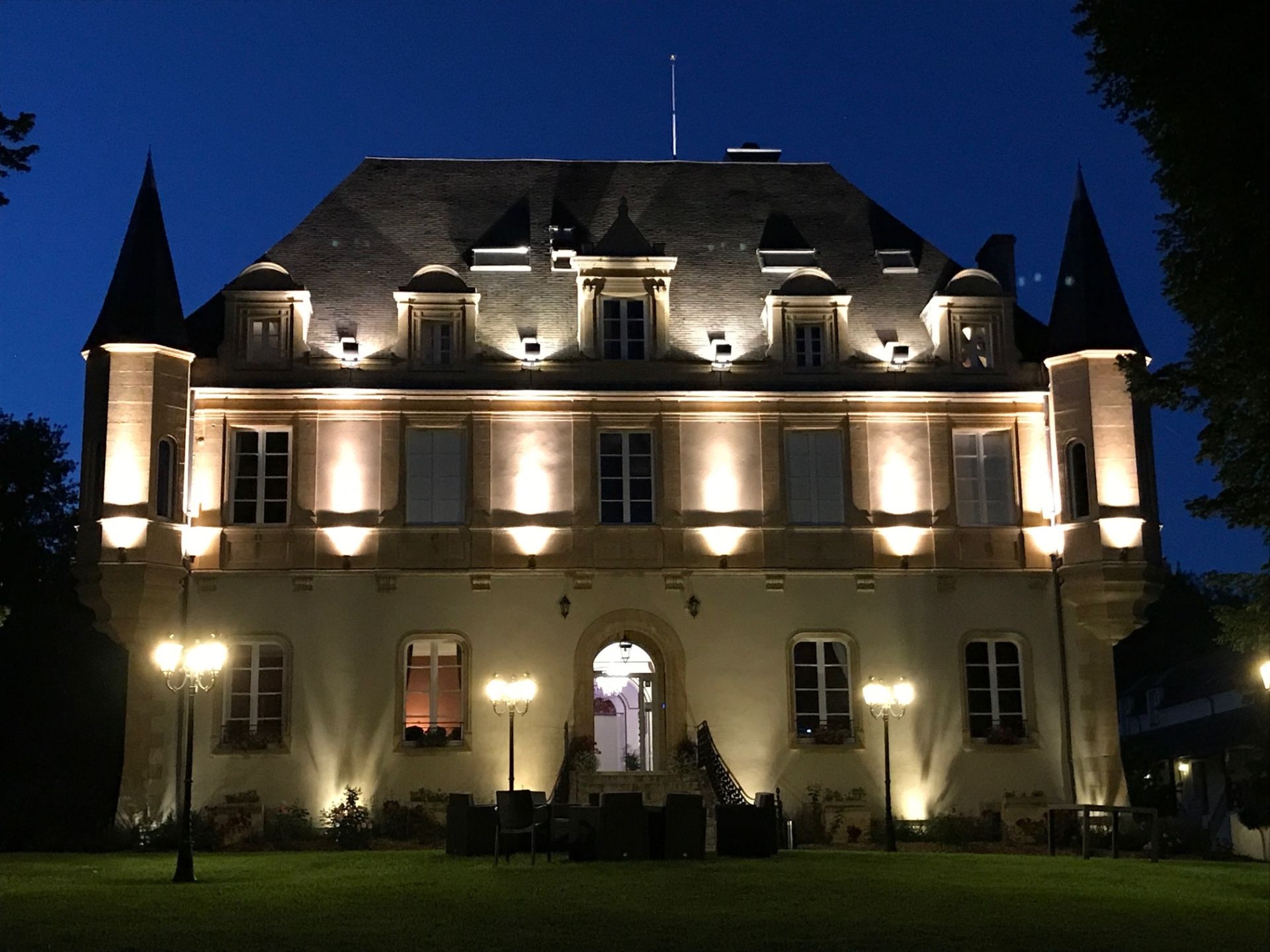 luxury house 48 Rooms for sale on MONTIGNAC LASCAUX (24290)