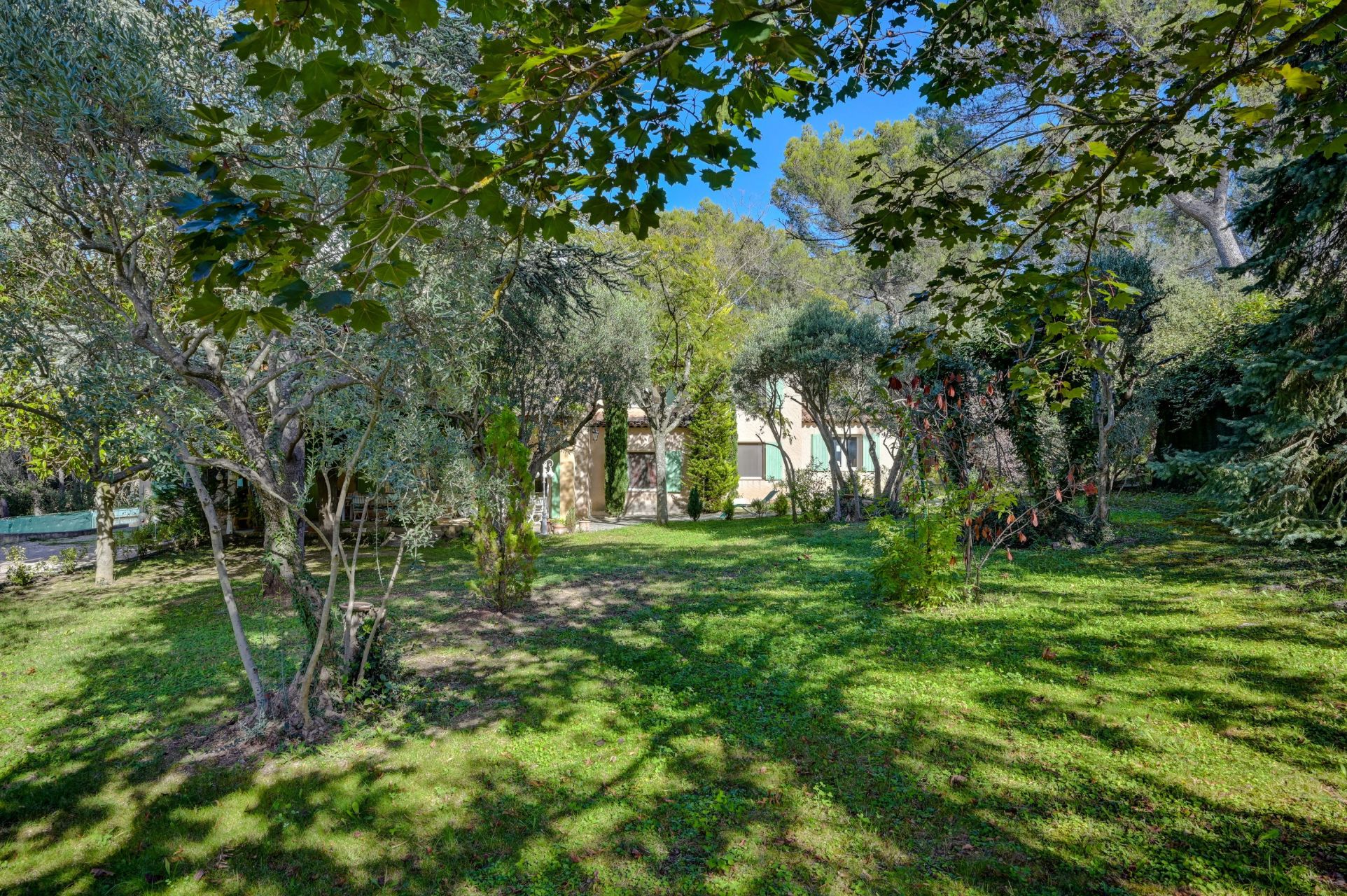 luxury house 5 Rooms for sale on AIX EN PROVENCE (13100)