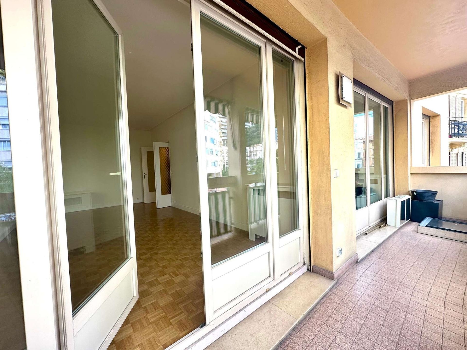 luxury apartment 3 Rooms for sale on MONACO (98000)