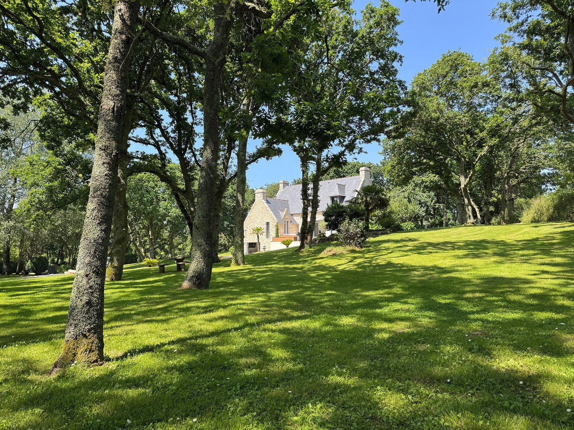 luxury house 8 Rooms for sale on BRELES (29810)