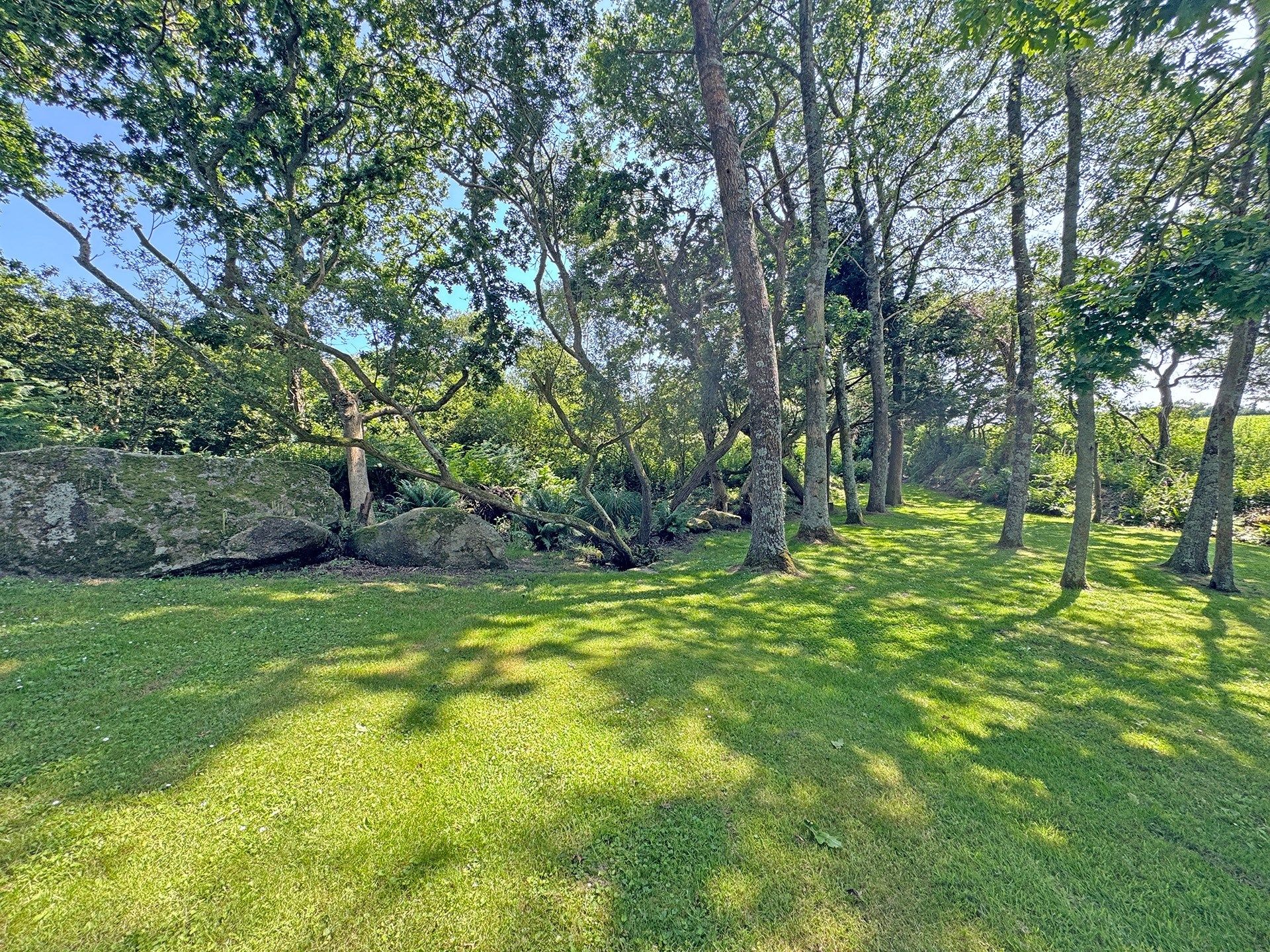 luxury house 8 Rooms for sale on BRELES (29810)