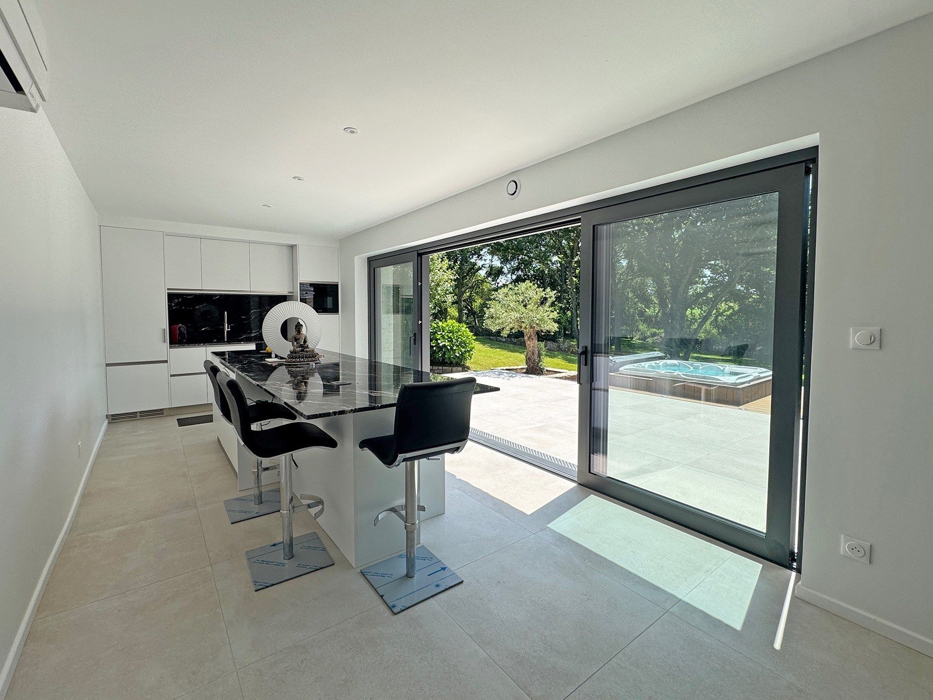 luxury house 8 Rooms for sale on BRELES (29810)