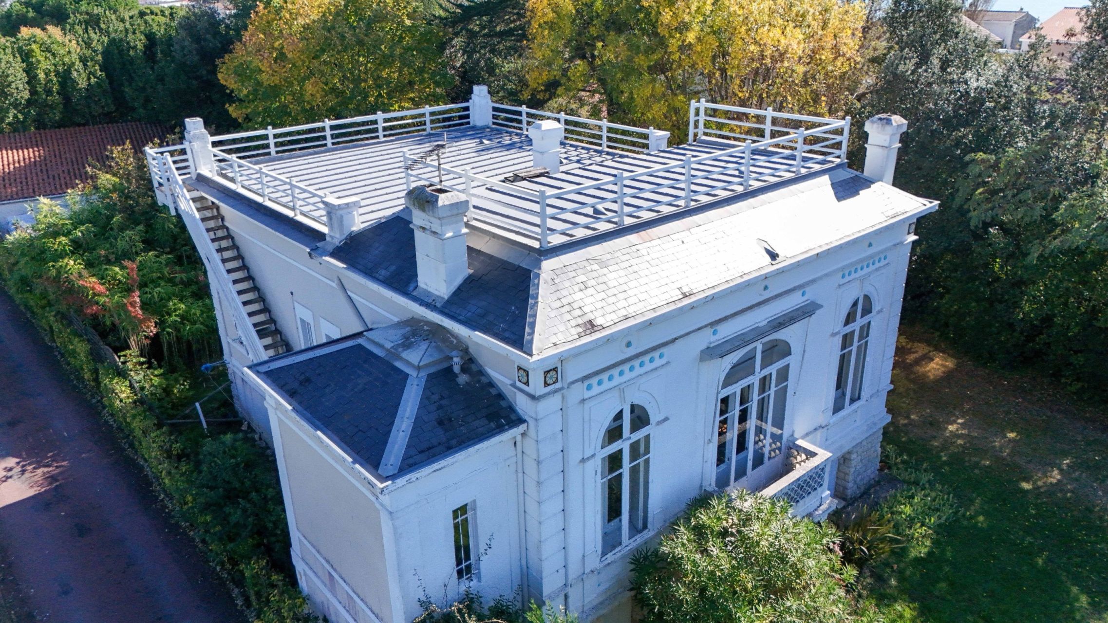 luxury villa 8 Rooms for sale on VAUX SUR MER (17640)