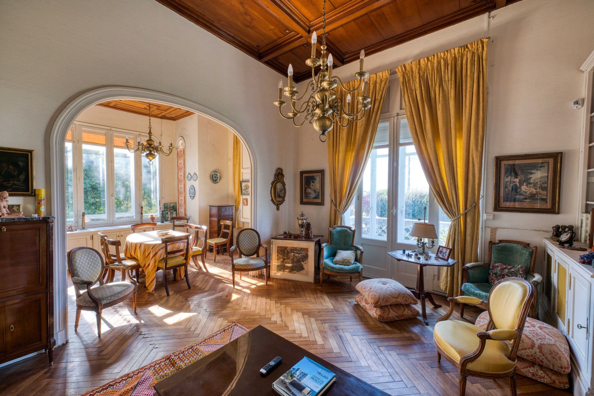luxury villa 8 Rooms for sale on VAUX SUR MER (17640)