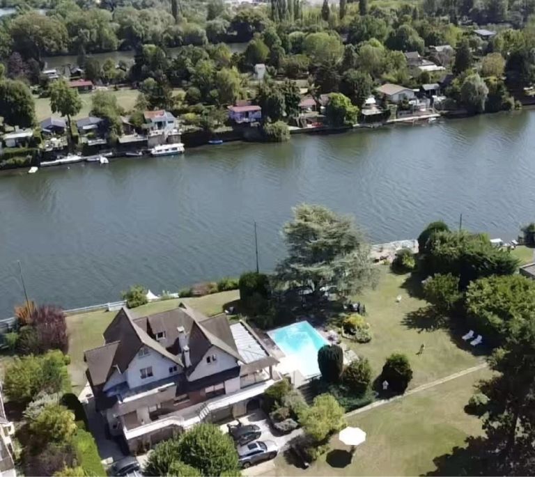 maison de luxe 13 Pièces en vente sur MEDAN (78670)