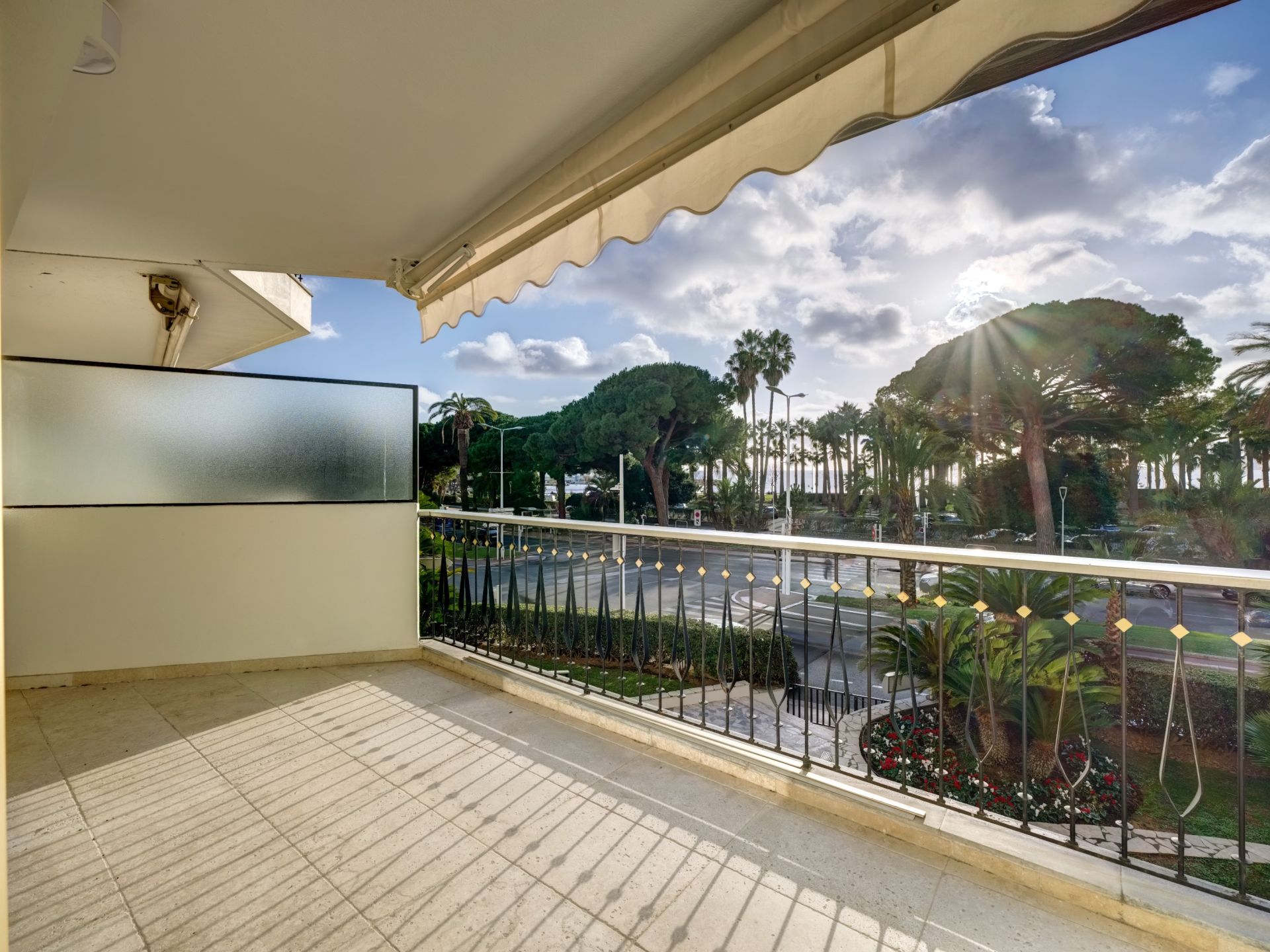 luxury apartment 3 Rooms for sale on CANNES (06400)