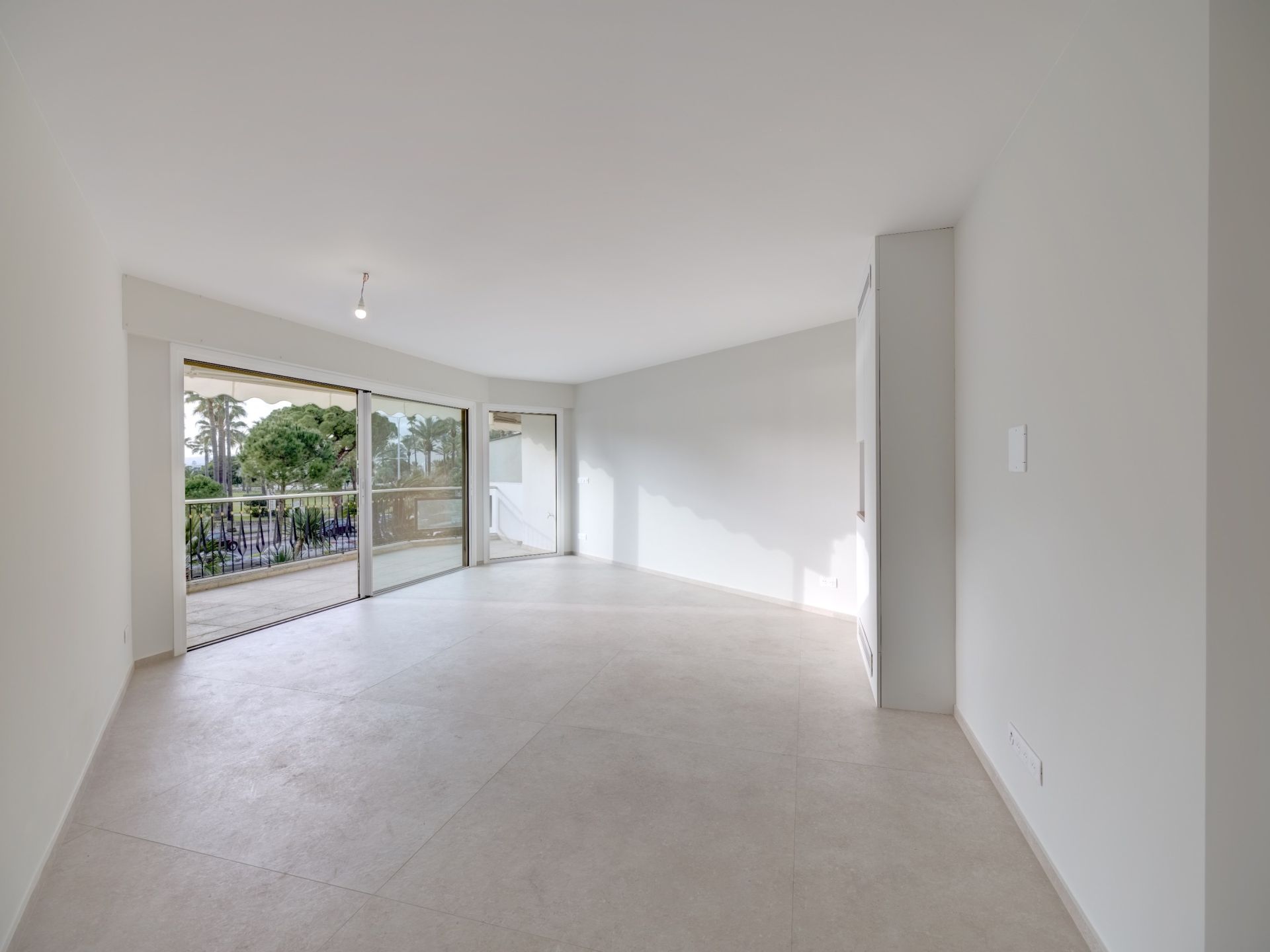 luxury apartment 3 Rooms for sale on CANNES (06400)