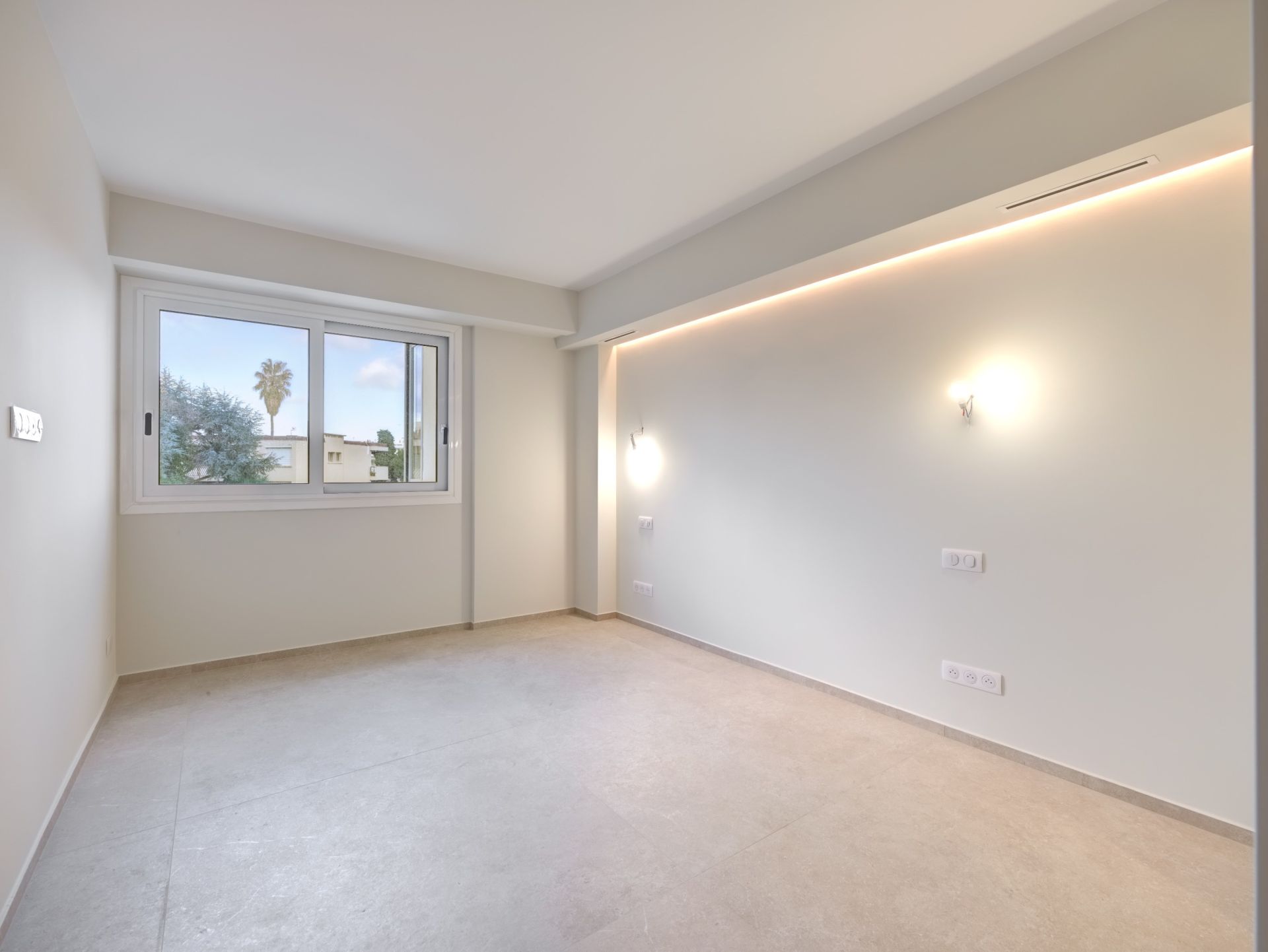 luxury apartment 3 Rooms for sale on CANNES (06400)