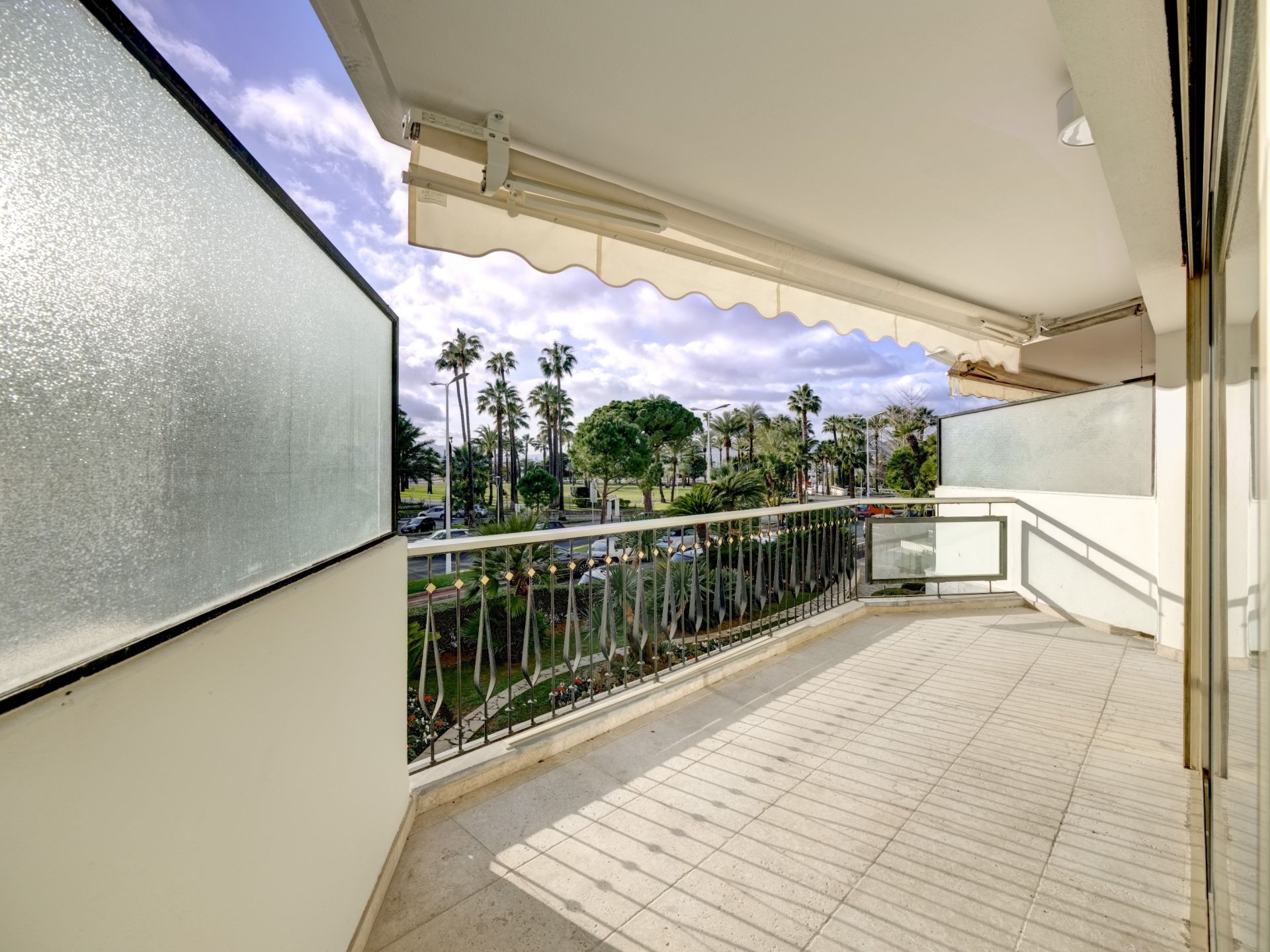 luxury apartment 3 Rooms for sale on CANNES (06400)