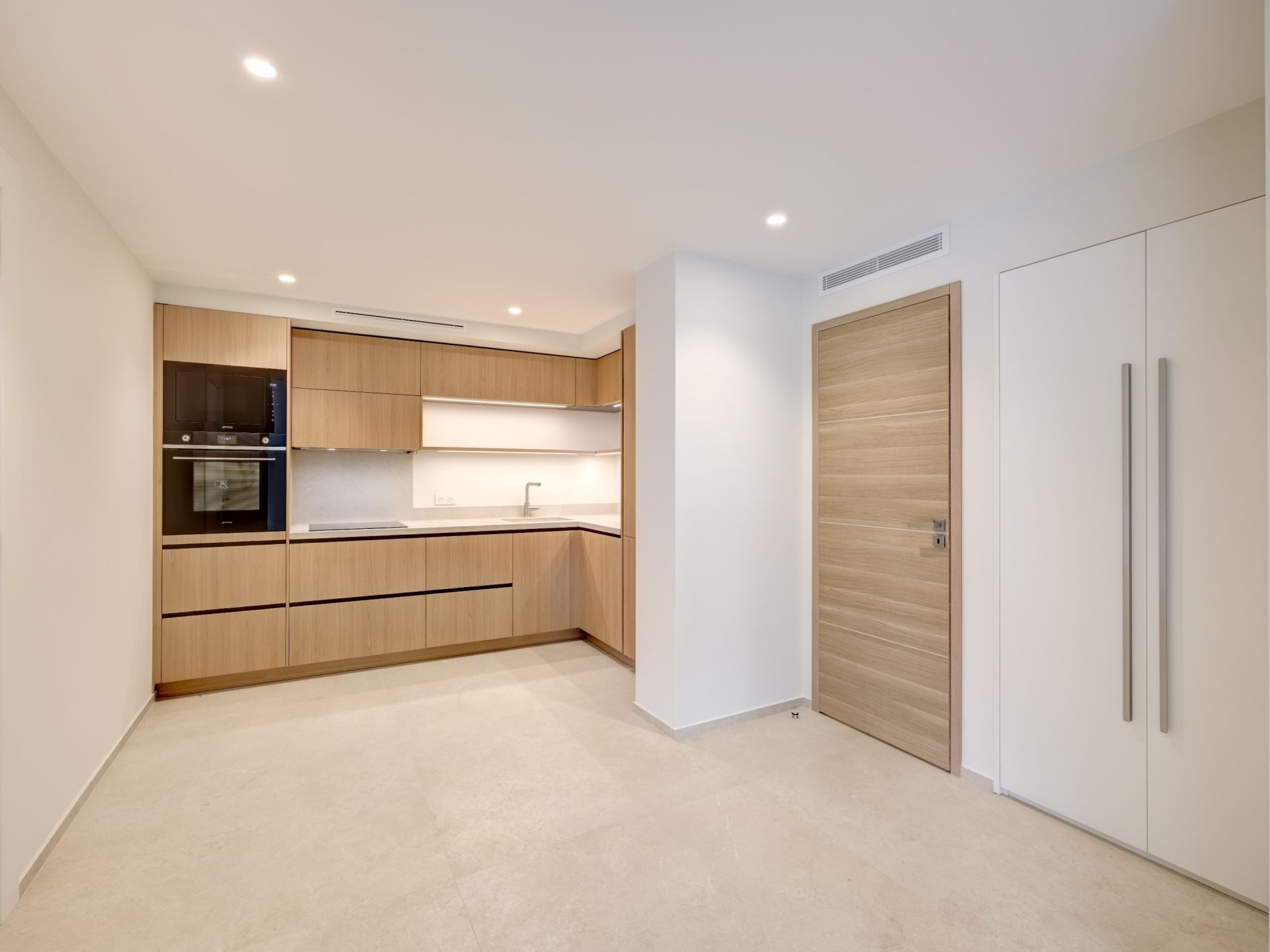 luxury apartment 3 Rooms for sale on CANNES (06400)