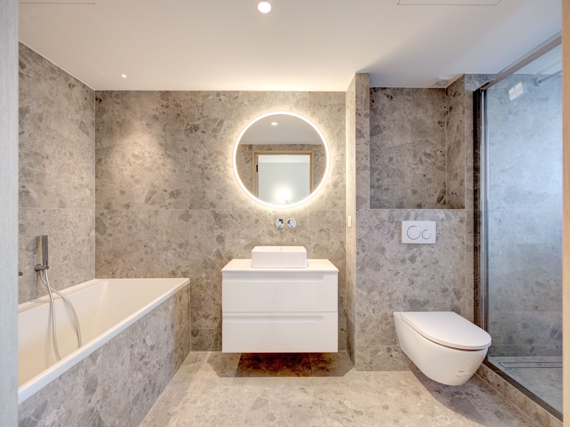 luxury apartment 3 Rooms for sale on CANNES (06400)