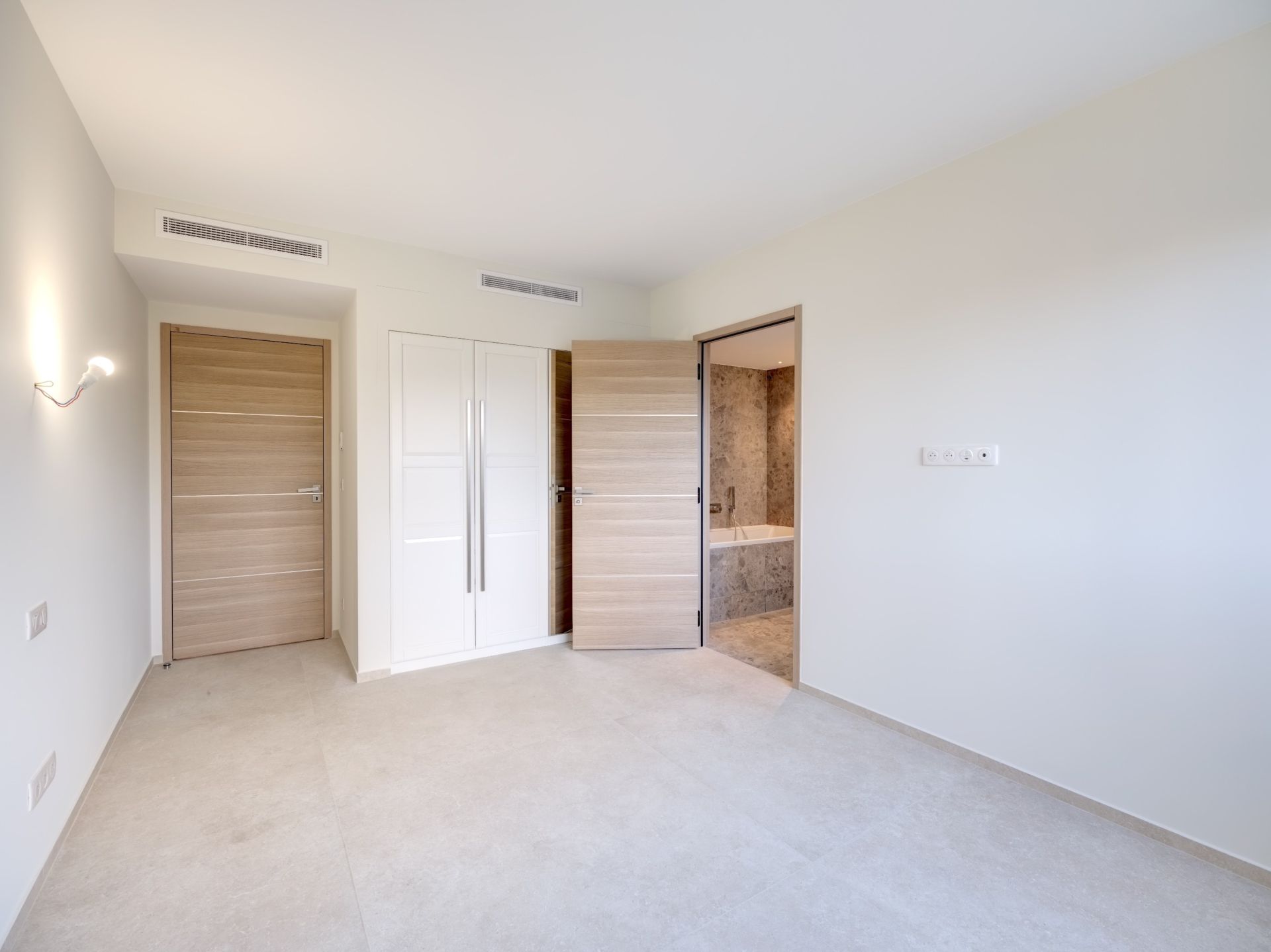 luxury apartment 3 Rooms for sale on CANNES (06400)