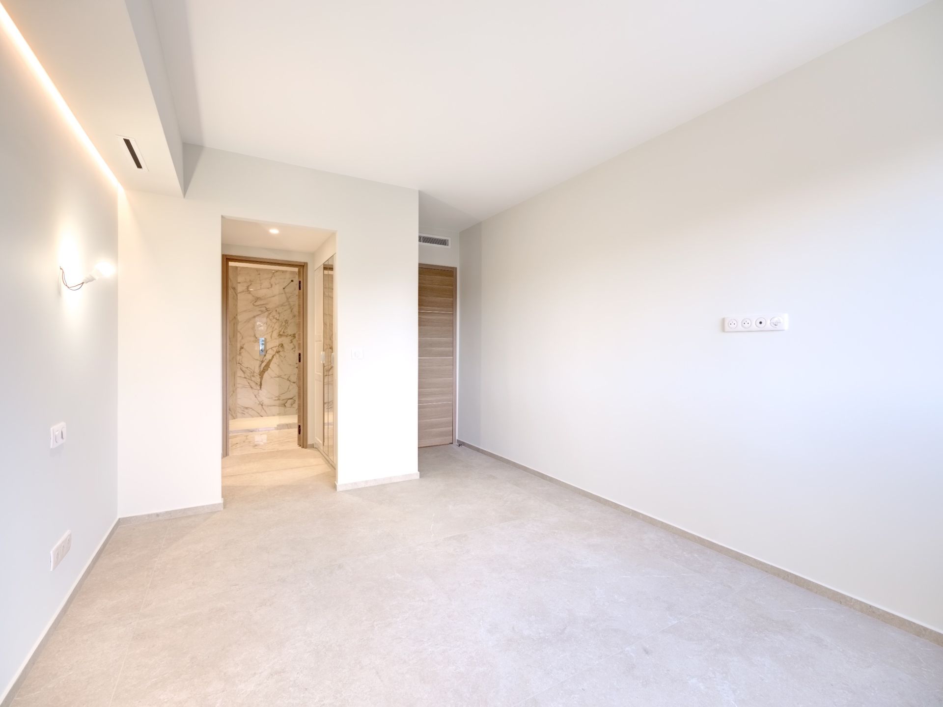 luxury apartment 3 Rooms for sale on CANNES (06400)
