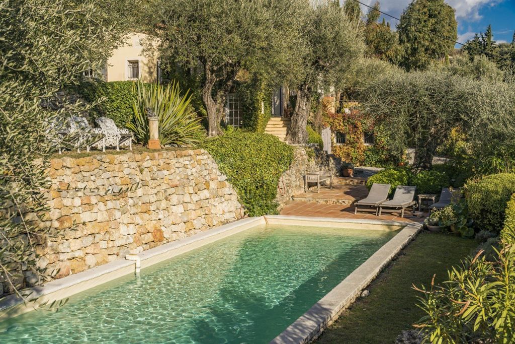 luxury provencale house 6 Rooms for sale on CHATEAUNEUF GRASSE (06740)