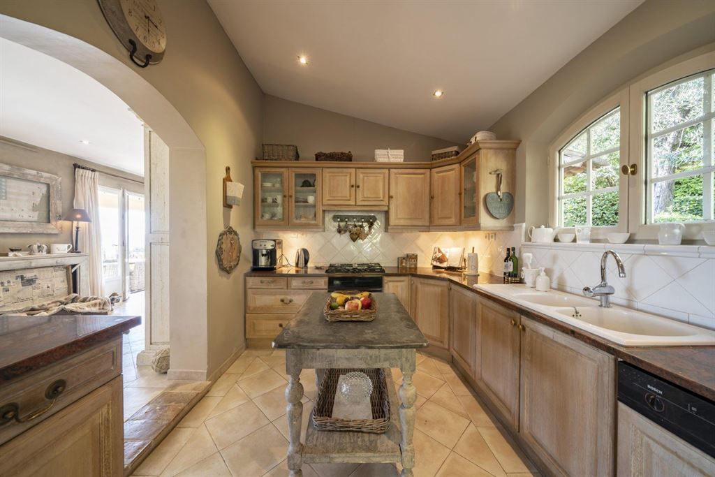 luxury provencale house 6 Rooms for sale on CHATEAUNEUF GRASSE (06740)