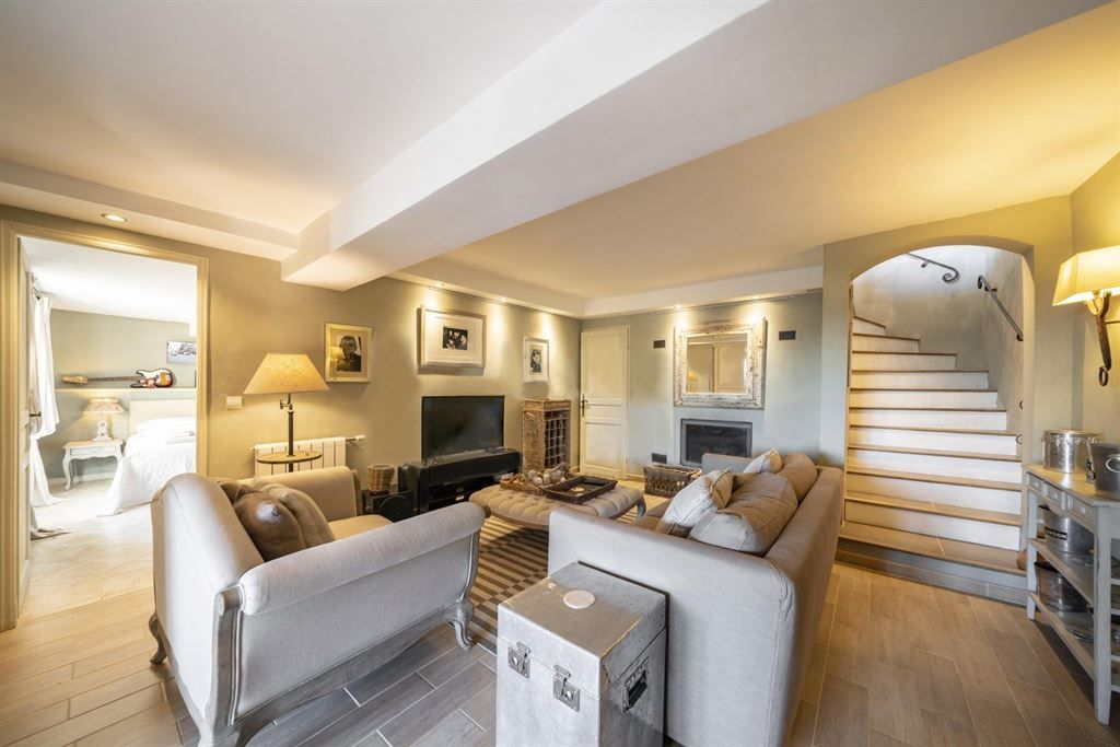 luxury provencale house 6 Rooms for sale on CHATEAUNEUF GRASSE (06740)