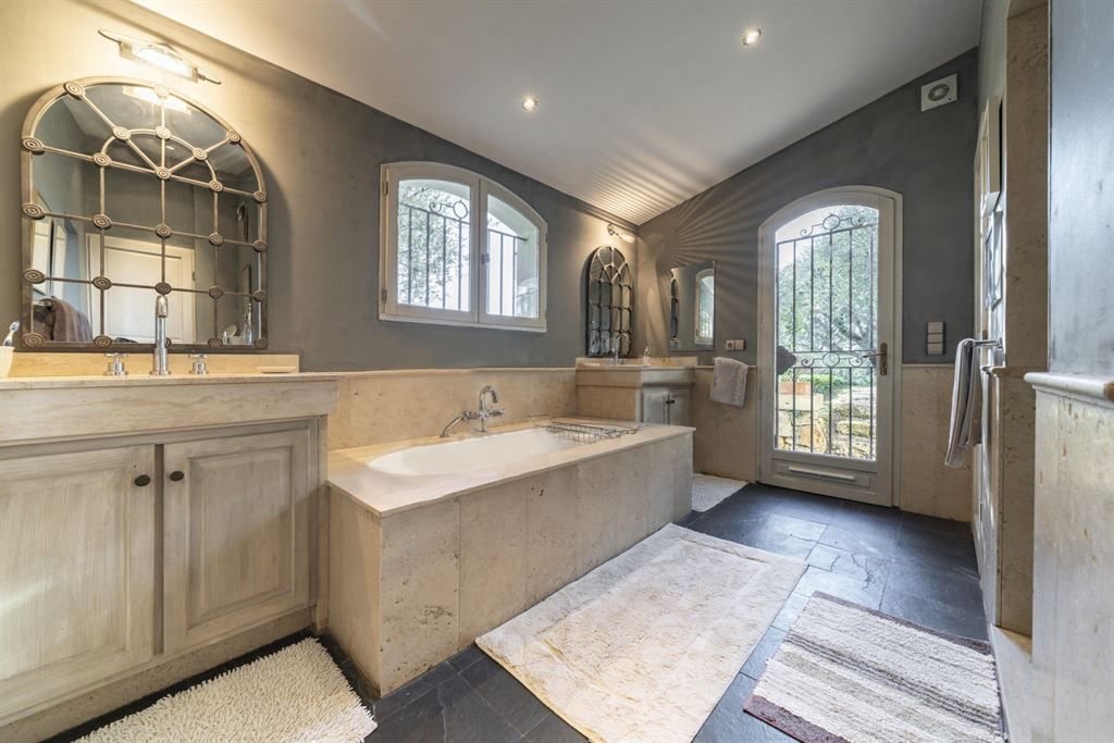 luxury provencale house 6 Rooms for sale on CHATEAUNEUF GRASSE (06740)