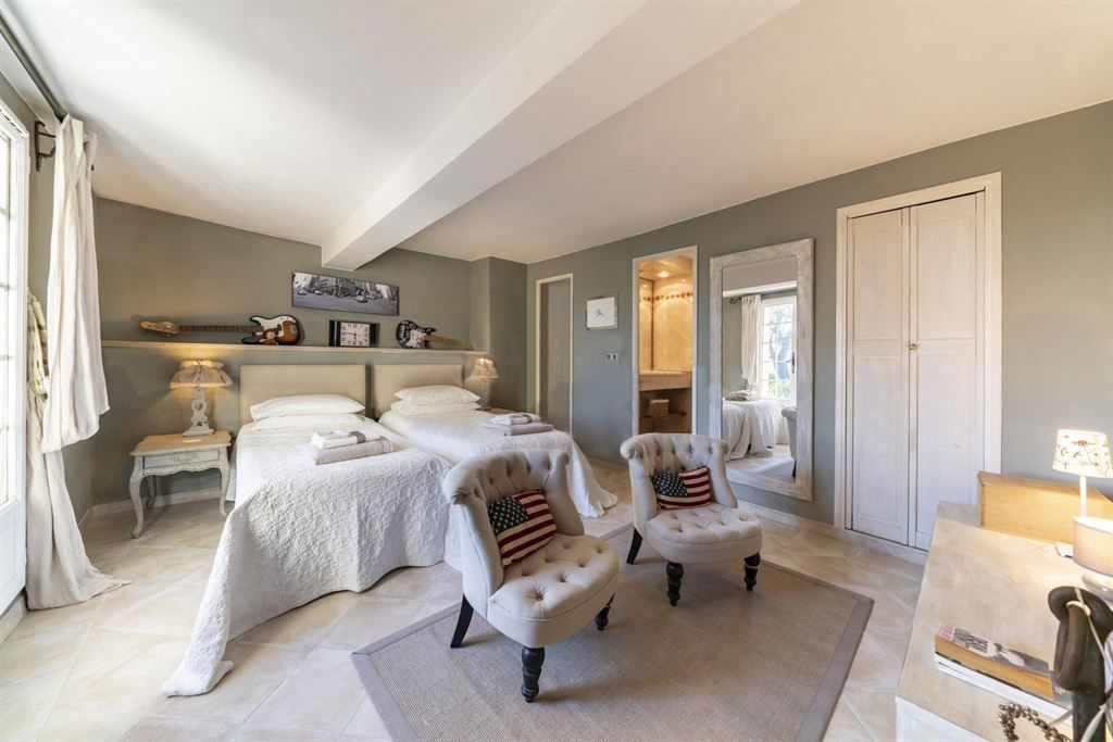 luxury provencale house 6 Rooms for sale on CHATEAUNEUF GRASSE (06740)